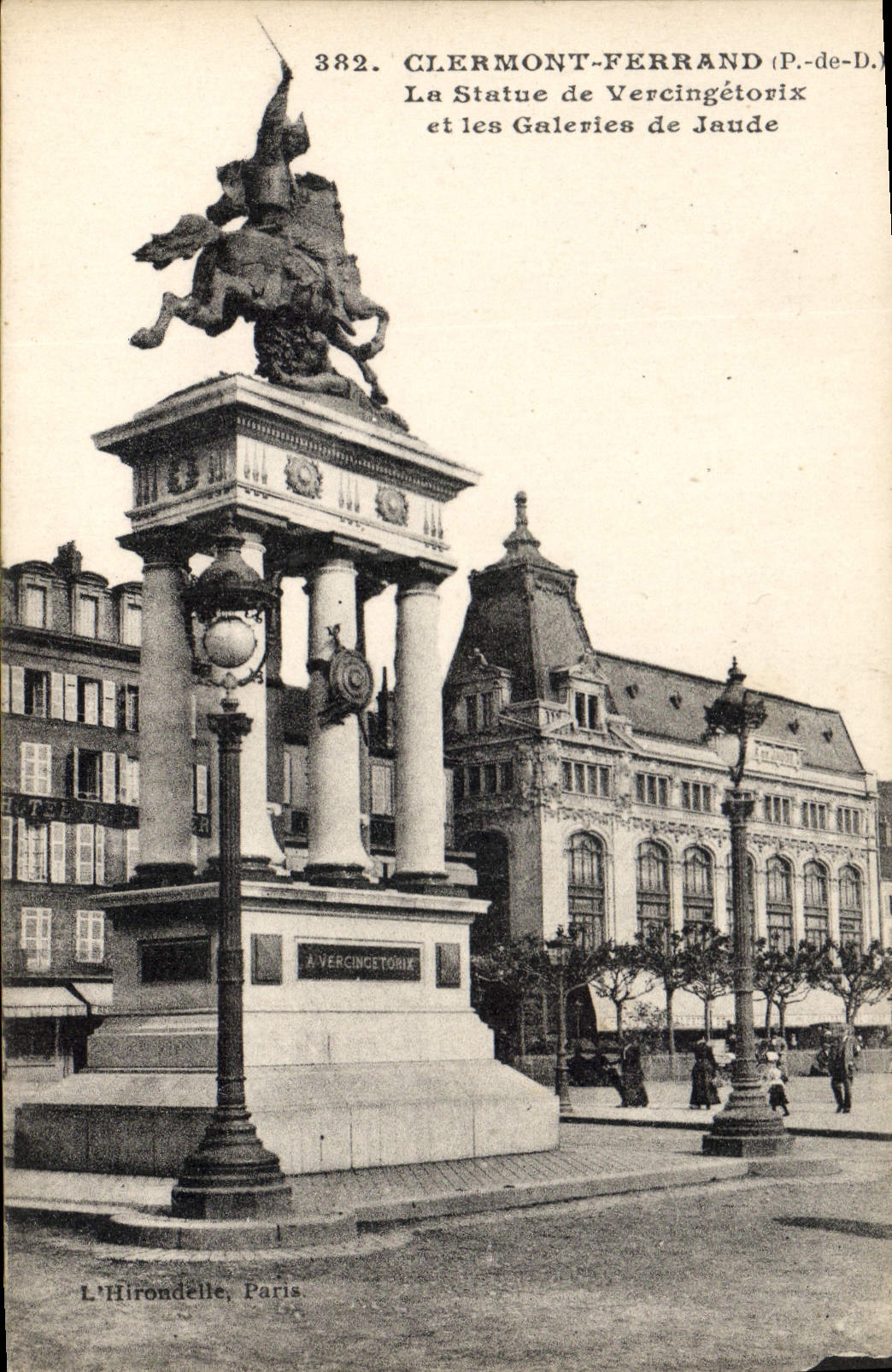 Clermont-Ferrand (P.-de-D.) — La Statue de Vercingétorix et les Galeries de Jaude — L'Hirondelle, Paris, n°382