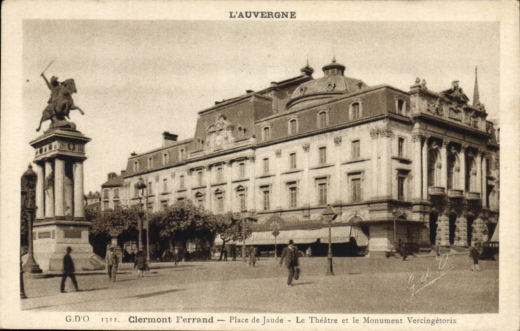 CPA Clermont Ferrand Place de Jaude Le Theatre et le Monument Vercingetorix 