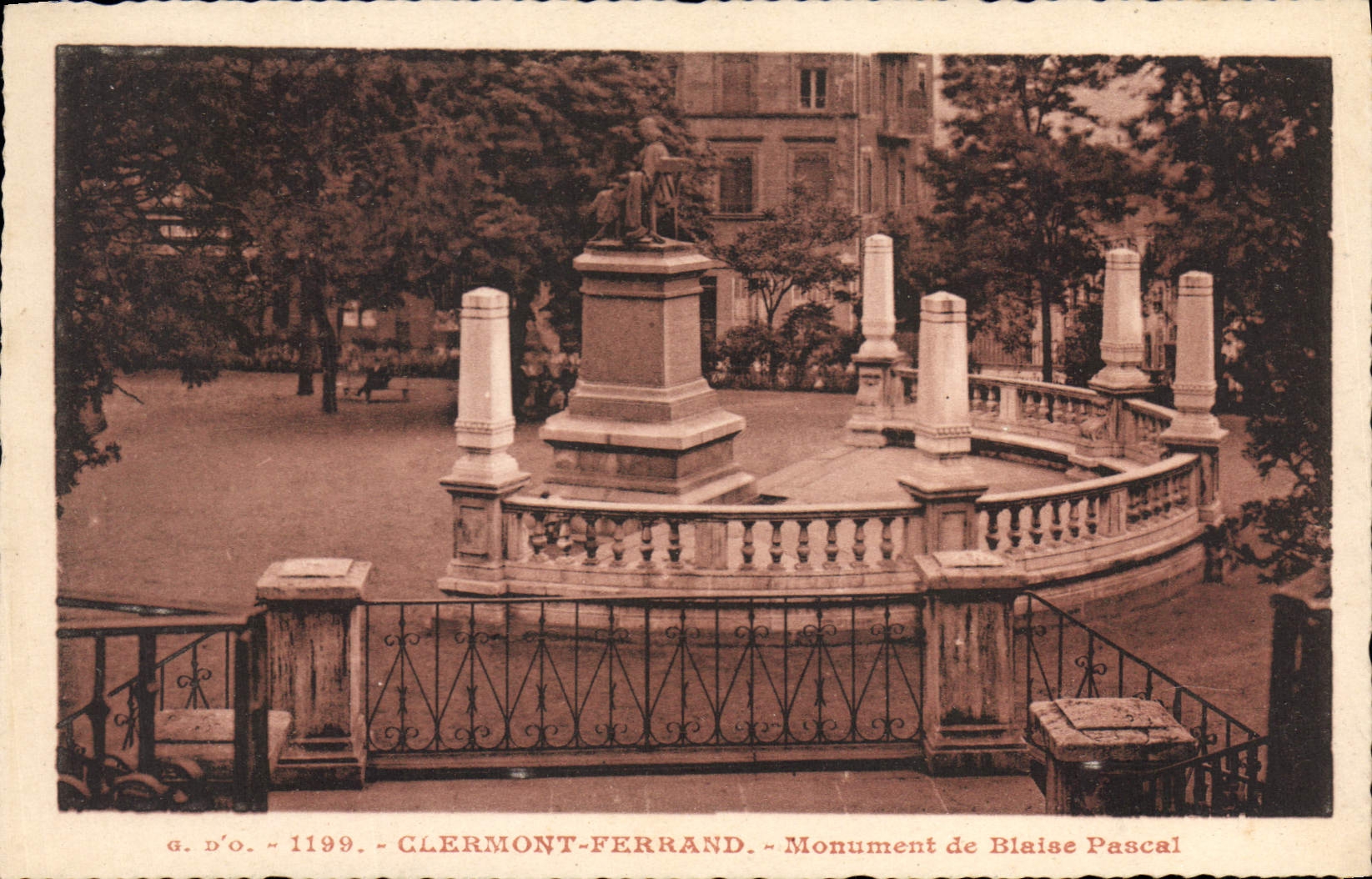 Clermont-Ferrand — Monument de Blaise Pascal — g.d'o. - 1199