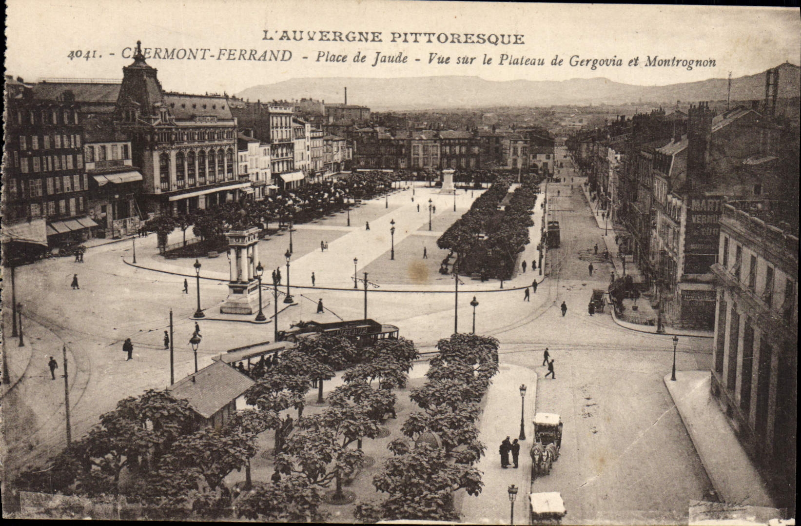 CPA Clermont Ferrand Place de Jaude Vue sur le Plateau de Gergovia et Montrognon 