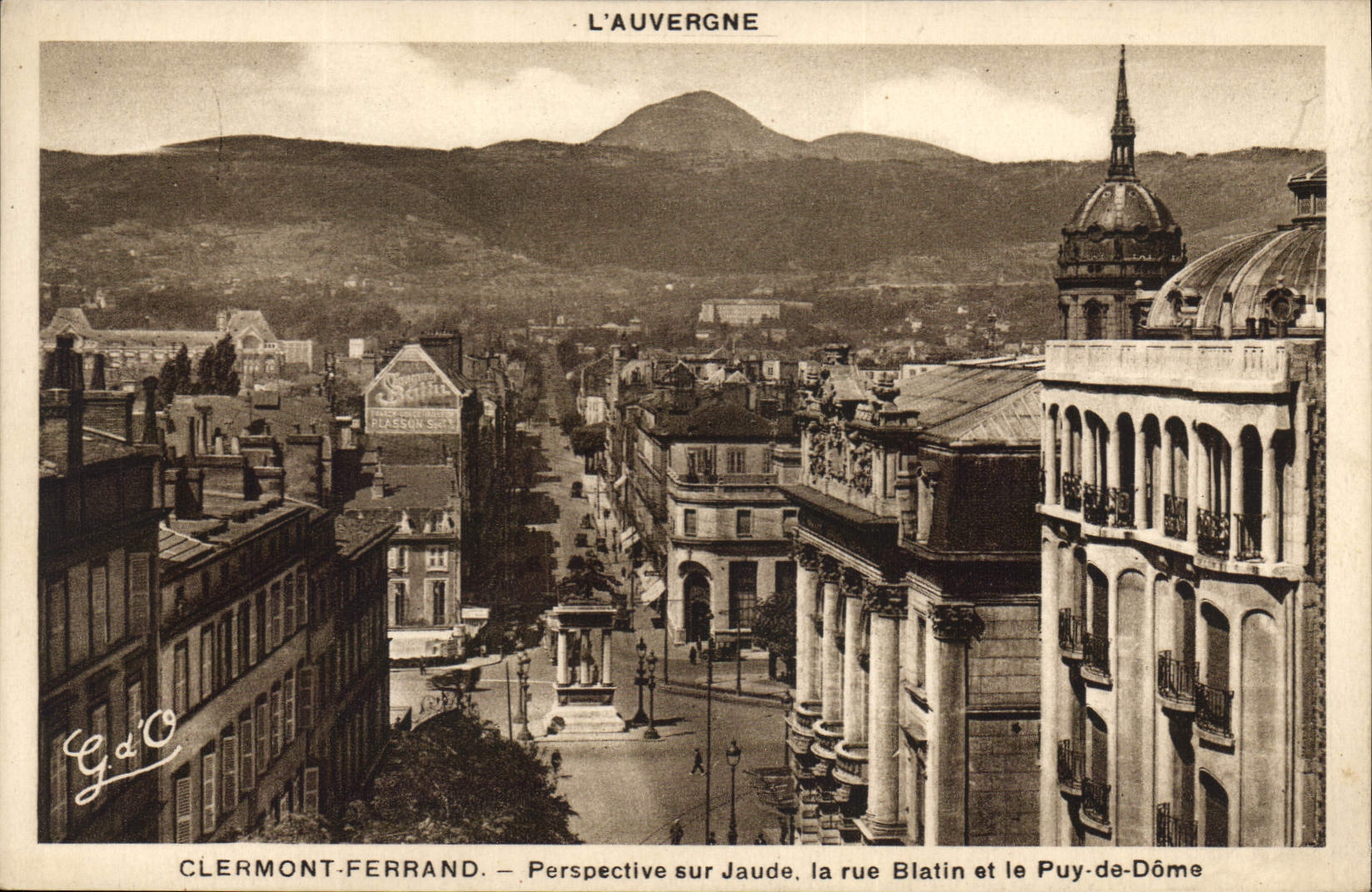 CPA Clermont Ferrand Perspective sur Jaude la Rue Blatin et le Puy de Dome 