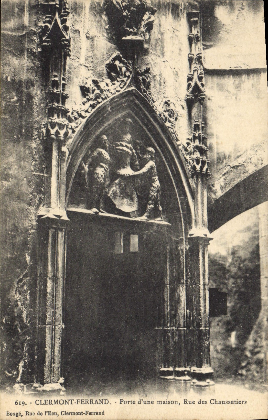 CPA Clermont Ferrand Porte d'une maison Rue des Chaussetiers 