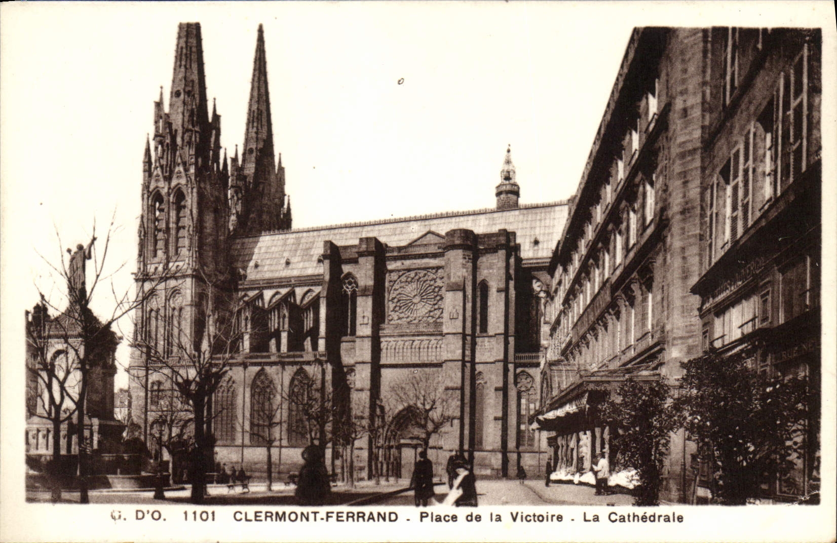 CPA Clermont Ferrand Place de la Victoire La Cathedrale 