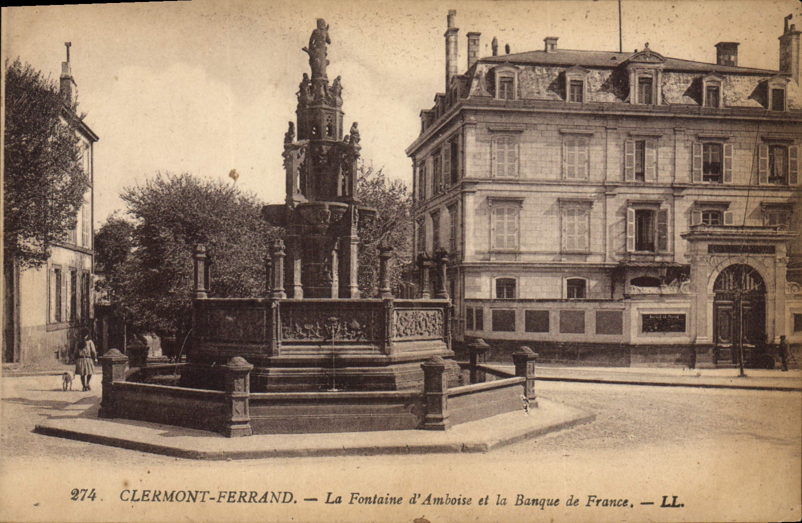 CPA Clermont Ferrand La Fontaine d'Amboise et la Banque de France 