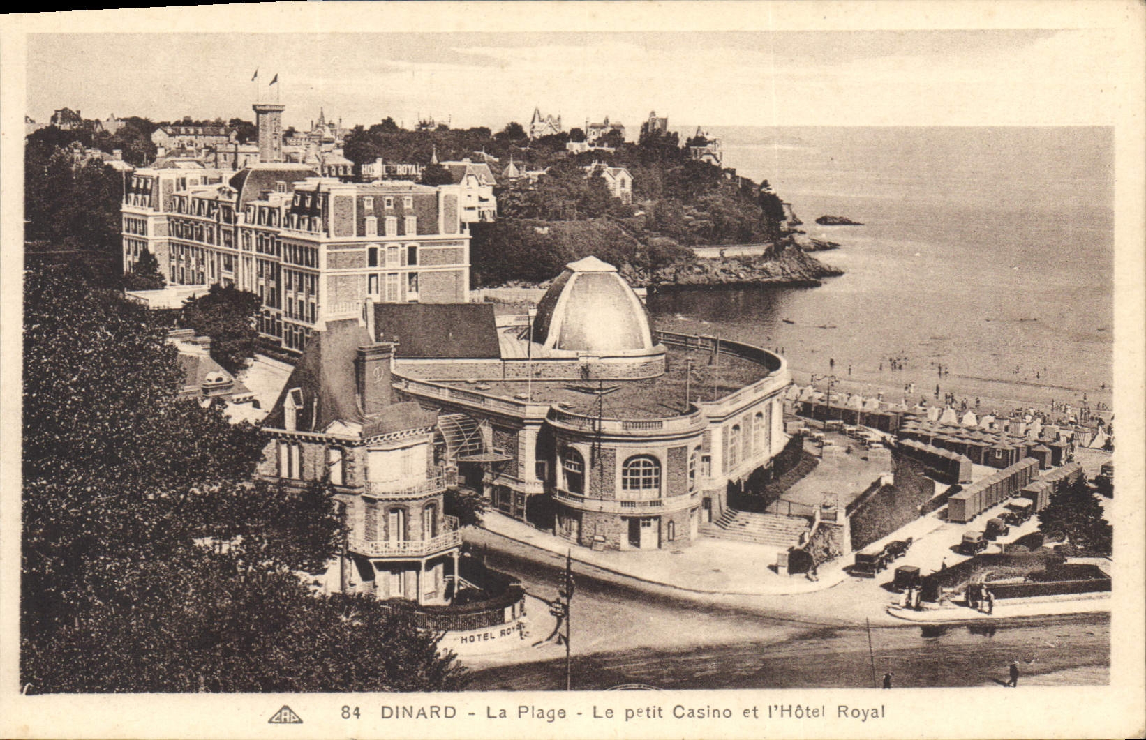 Dinard - La Plage - Le petit Casino et l'Hôtel Royal — CPA n°84, éditeur A.P.C.