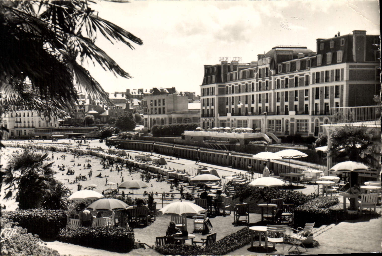 Dinard — La Terrasse du Crystal Hotel et la Plage — Réal-Photo