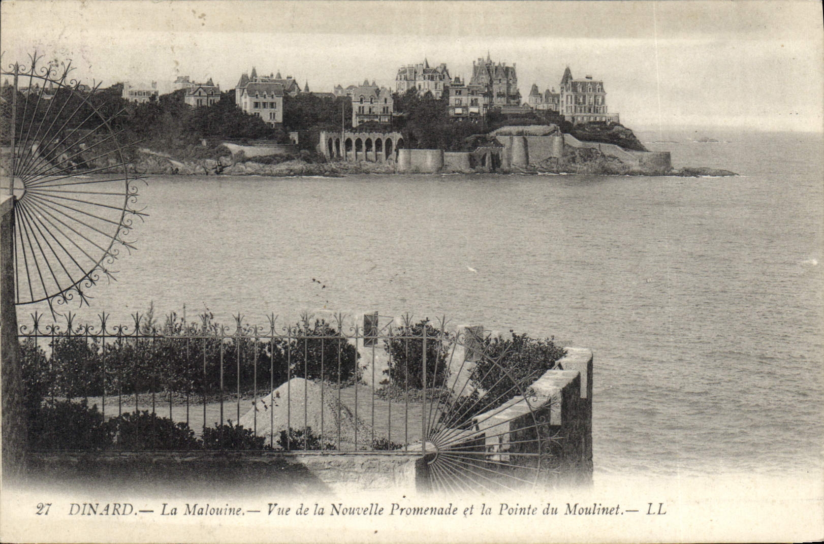 CPA Dinard La Malouine Vue de la Nouvelle Promenade et la Pointe du Moulinet 