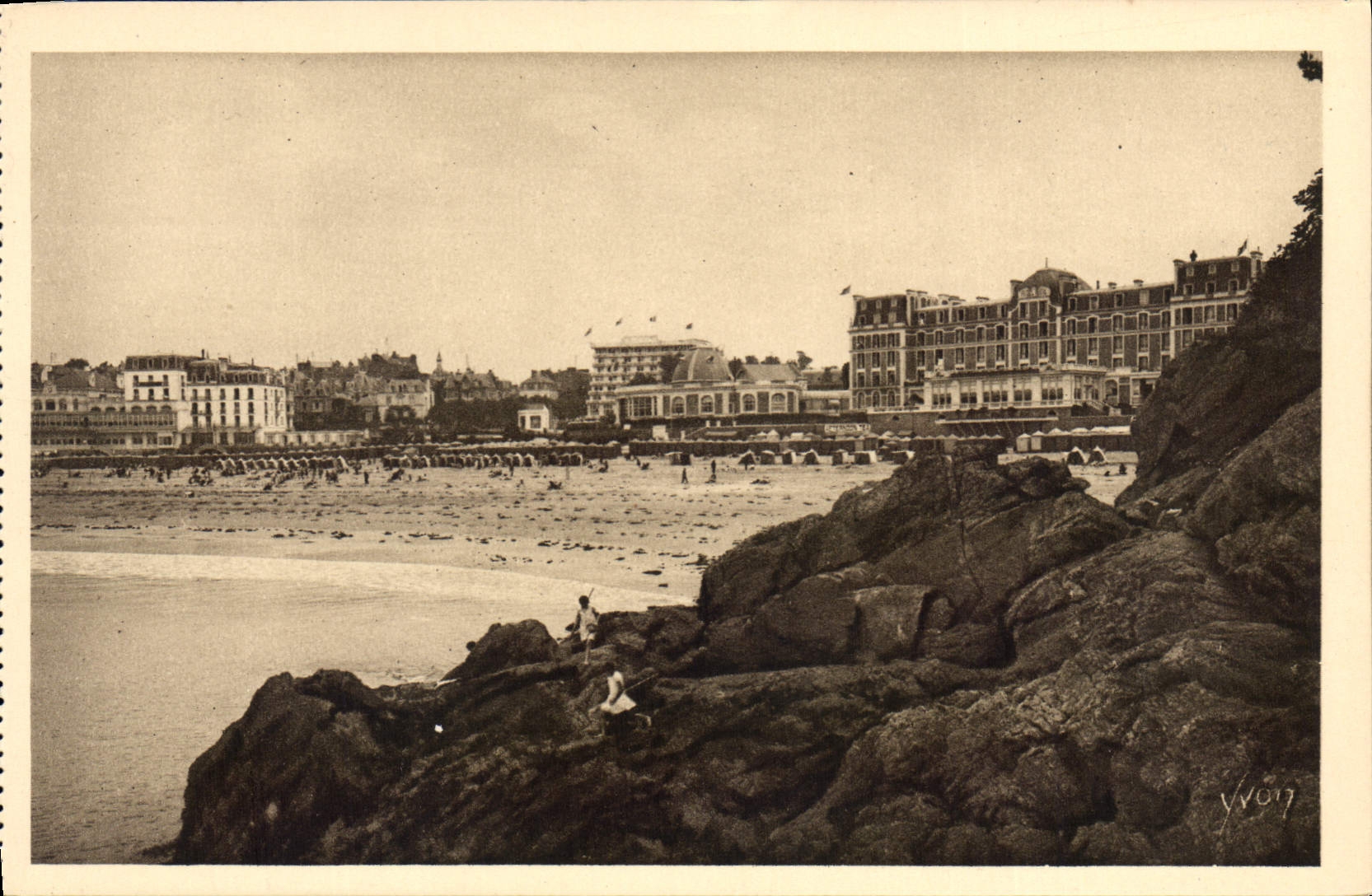 CPA La Douce France Cote d'Emeraude Dinard La Plage vue de la Pointe de la Malouine 