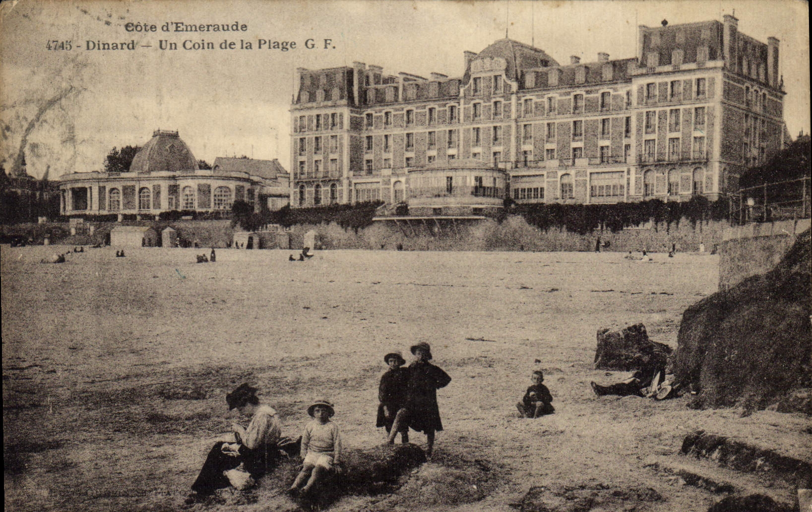 Dinard - Un Coin de la Plage G.F. — Côte d'Émeraude, plage avec bâtiment hôtelier et personnes