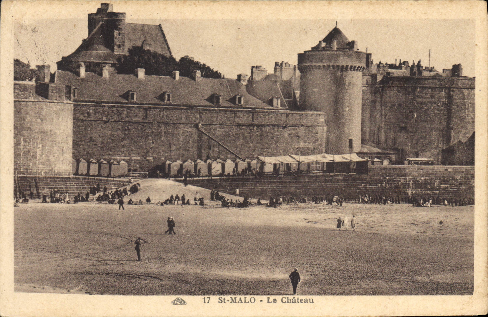 St-Malo - Le Château — vue du château avec foule sur la plage — éditeur inconnu, n° 17