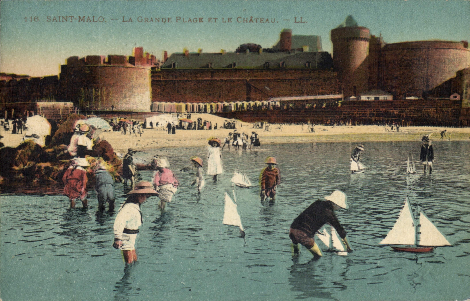 CPA Saint Malo Le Grande Plage et le Chateau 