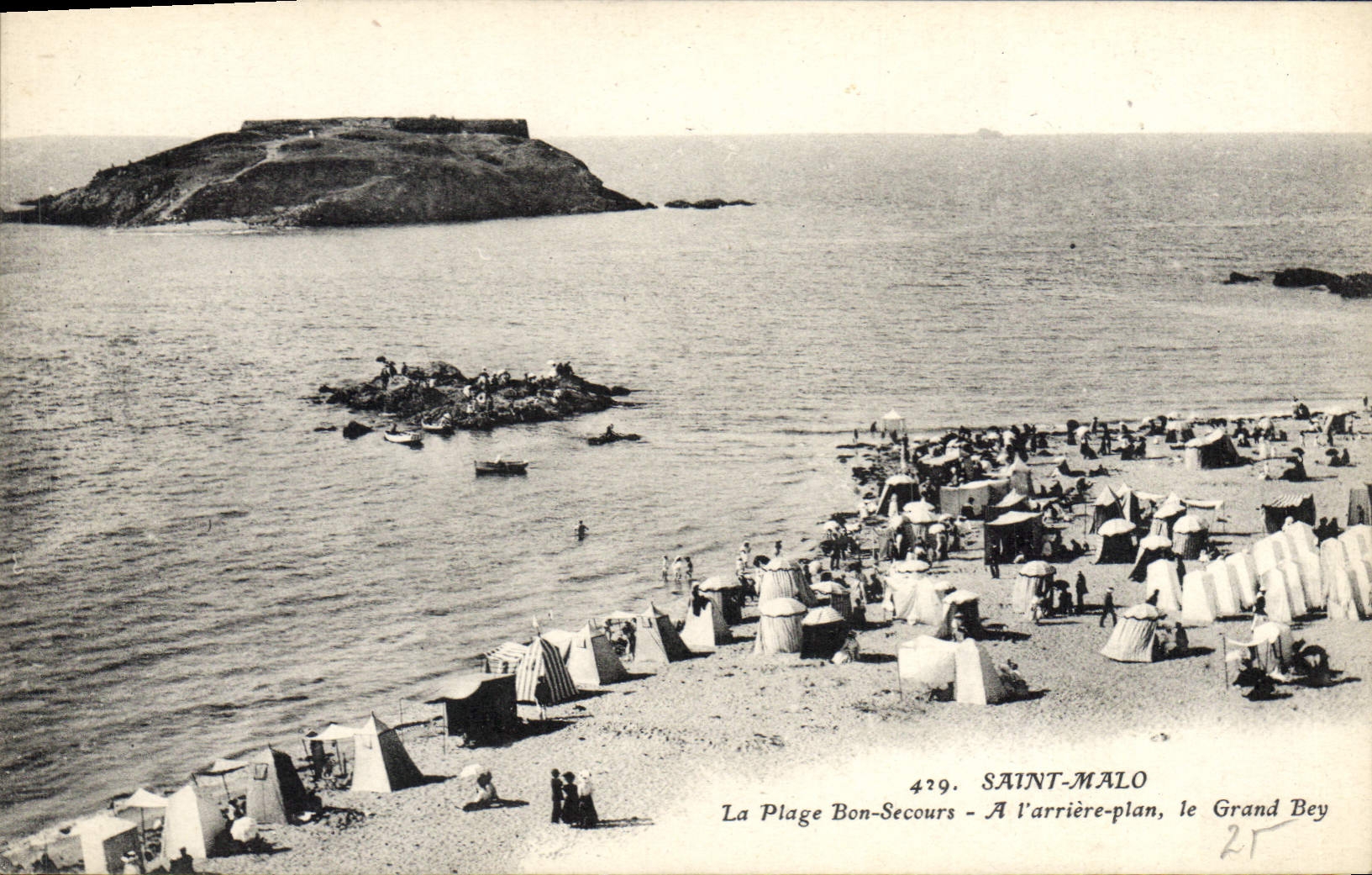 CPA Saint Malo La Plage Bon Secours A l'arriere plan le Grand Bey 