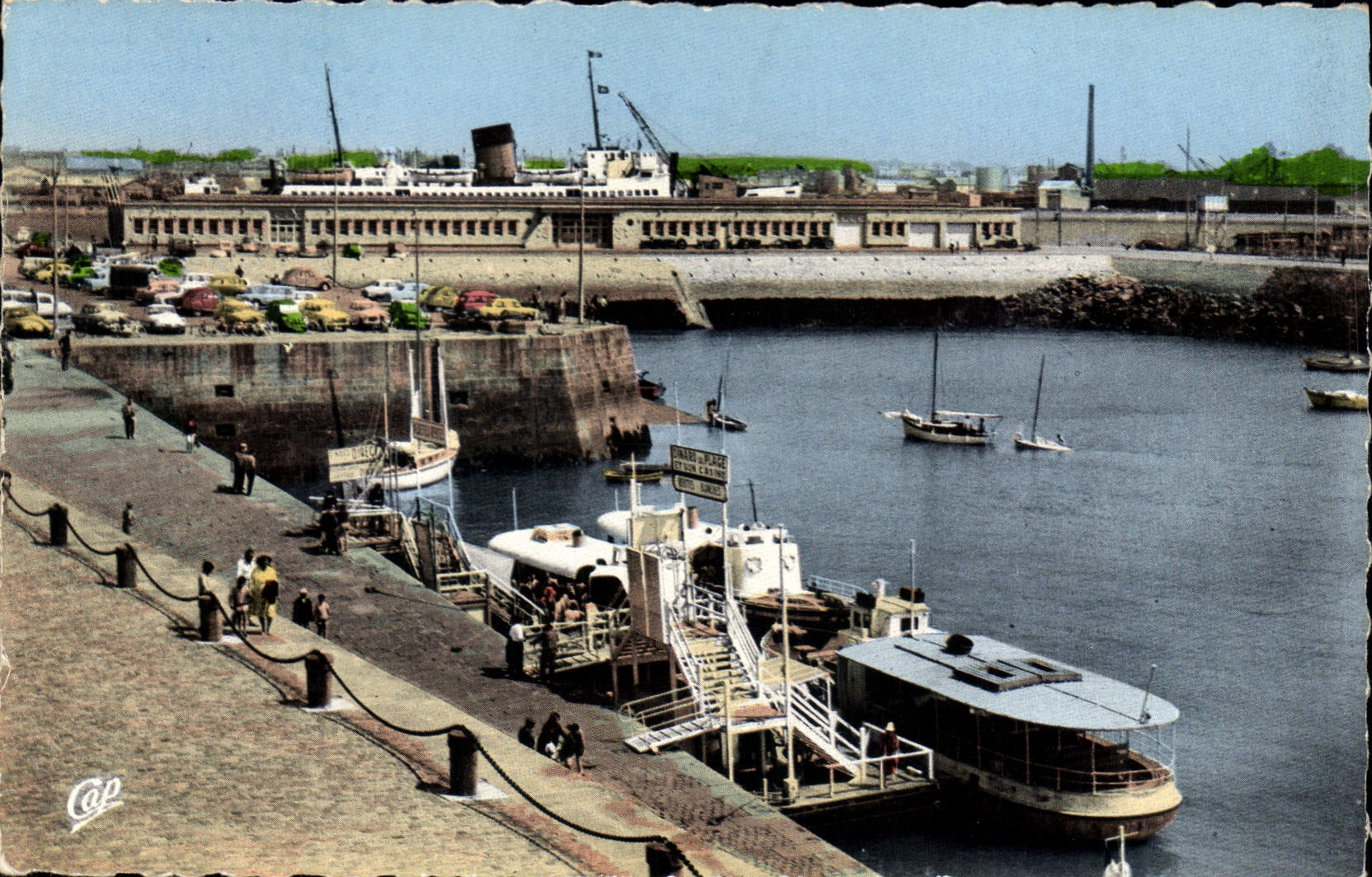 St-Malo — Vista verso la Stazione marittima e il molo delle imbarcazioni di Dinard — Cap