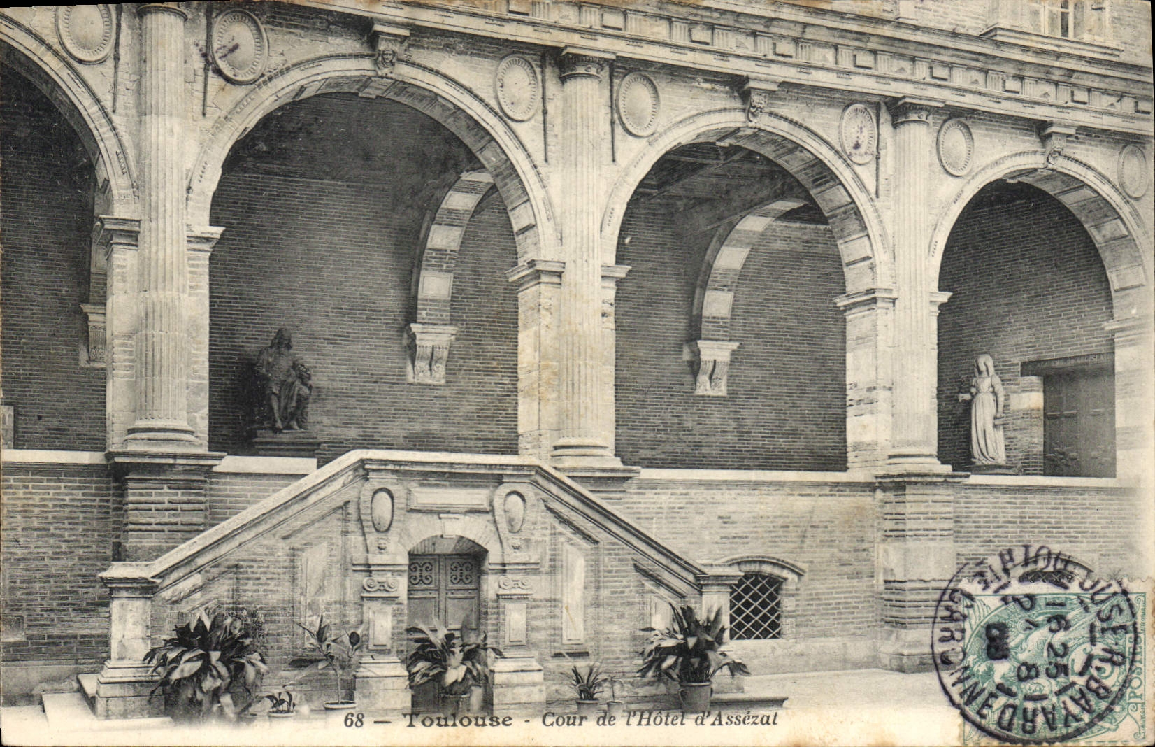 CPA Toulouse Cour de l'Hotel d'Assezat 