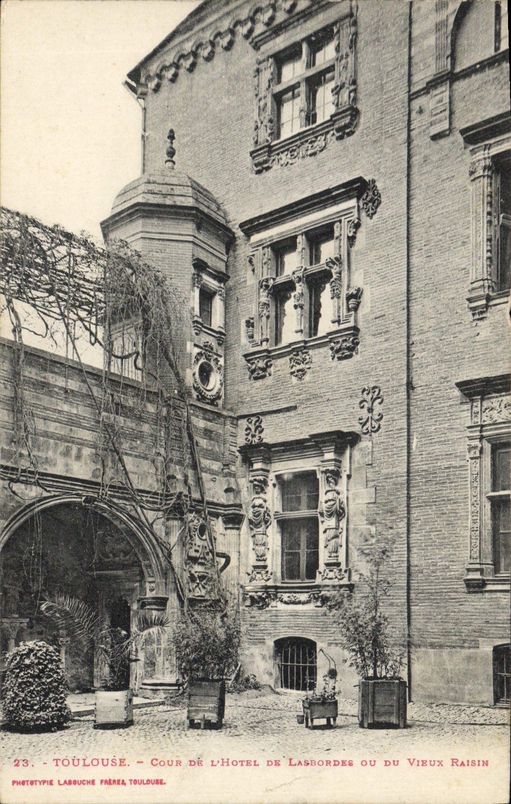 Toulouse - Cour de l'Hôtel de Lasbordes ou du Vieux Raisin — Phototypie Lasbuche Frères, Toulouse, n°23