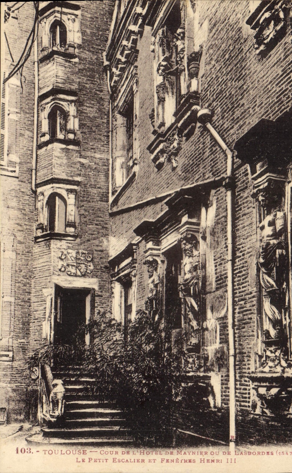 Toulouse — Cour de l'Hôtel de Maynier ou de Lasbordes (1547) — Le Petit Escalier et Fenêtres Henri III — n° 103