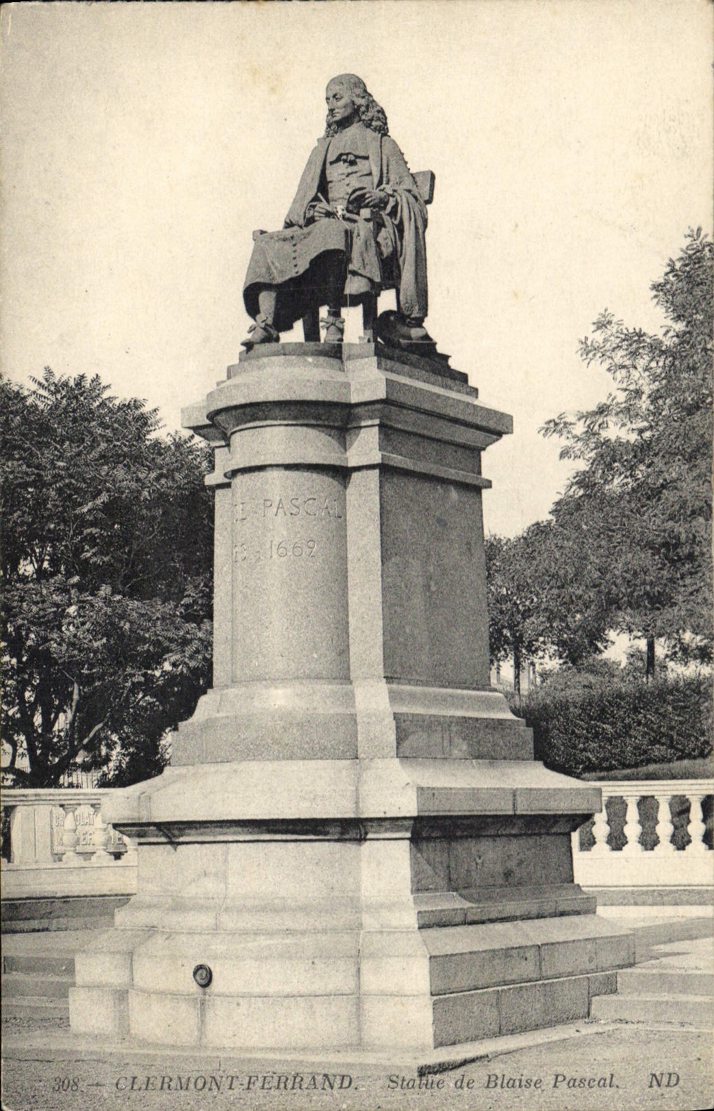 Clermont-Ferrand — Statue de Blaise Pascal — ND - Recto