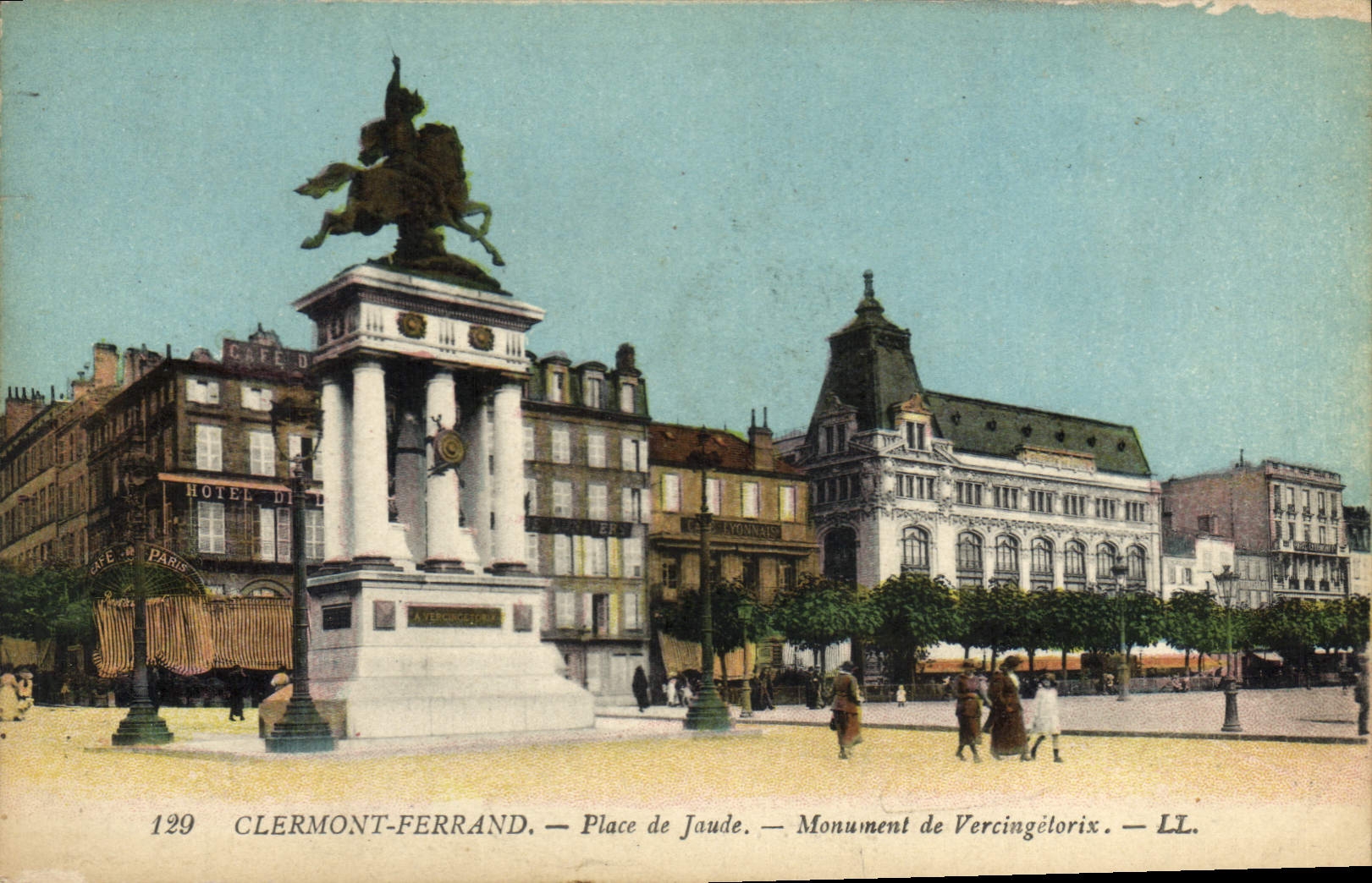 CPA Clermont Ferrand Place de Jaude Monument de Vercingetorix 