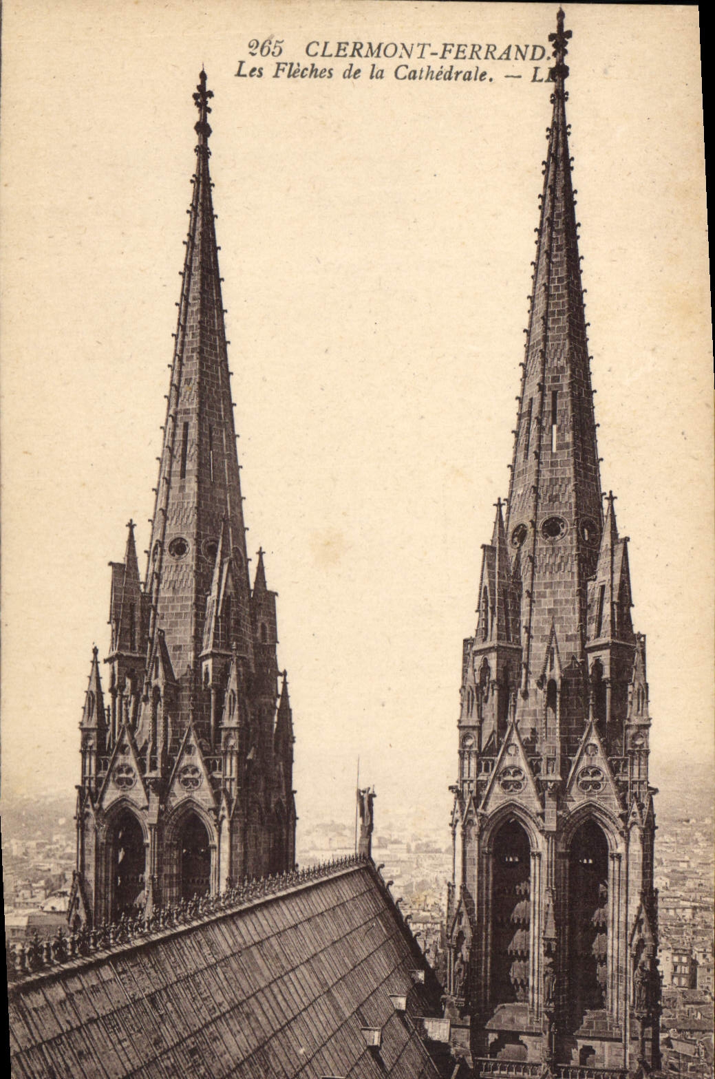 CPA Clermont Ferrand les Fleches de la Cathedrale 