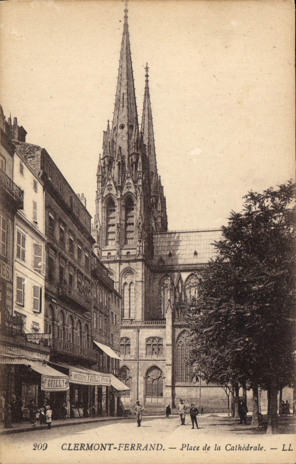 CPA Clermont Ferrand Place de la Cathedrale 