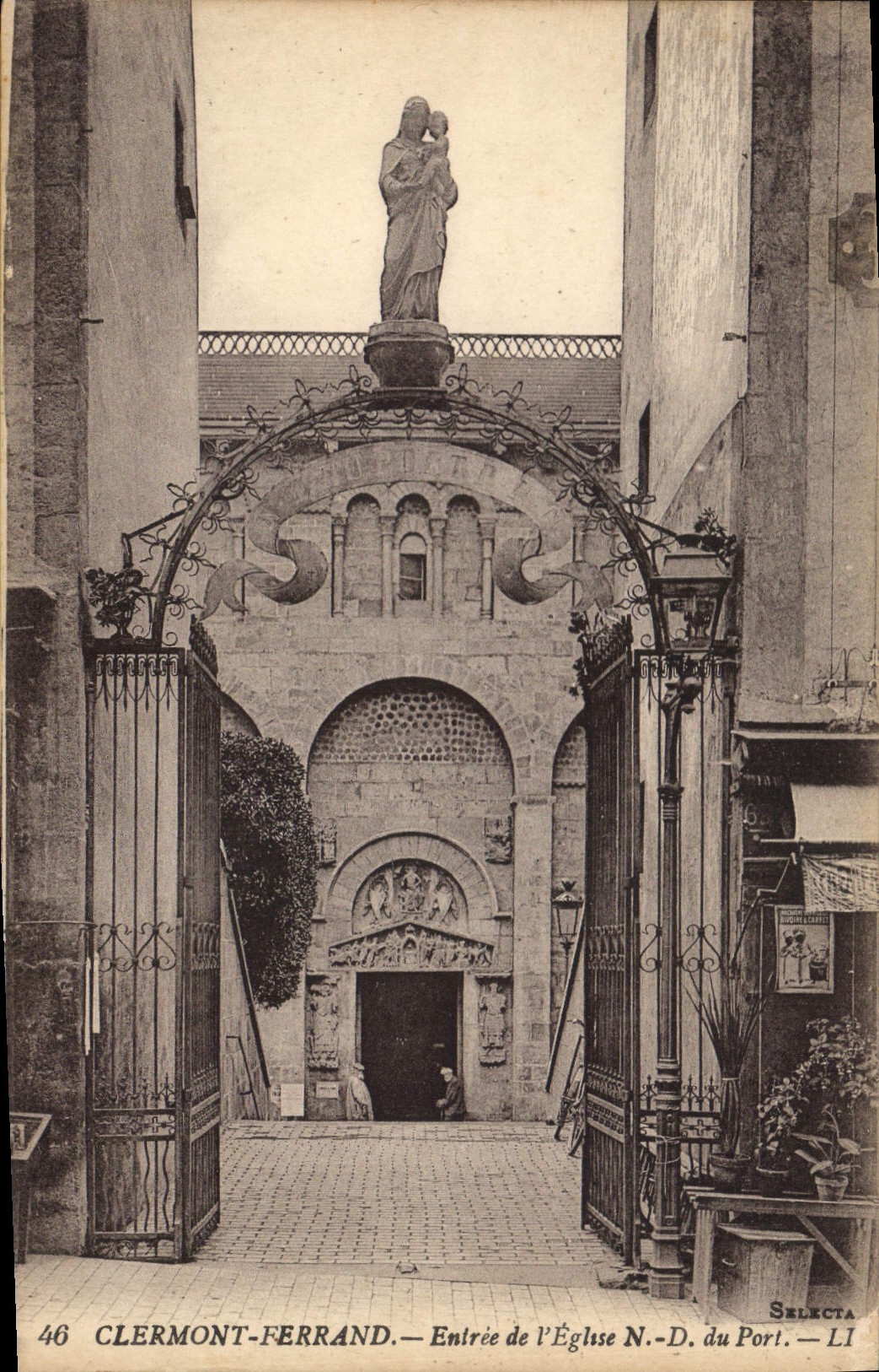 CPA Clermont Ferrand Entree de l'Eglise N D du Port 