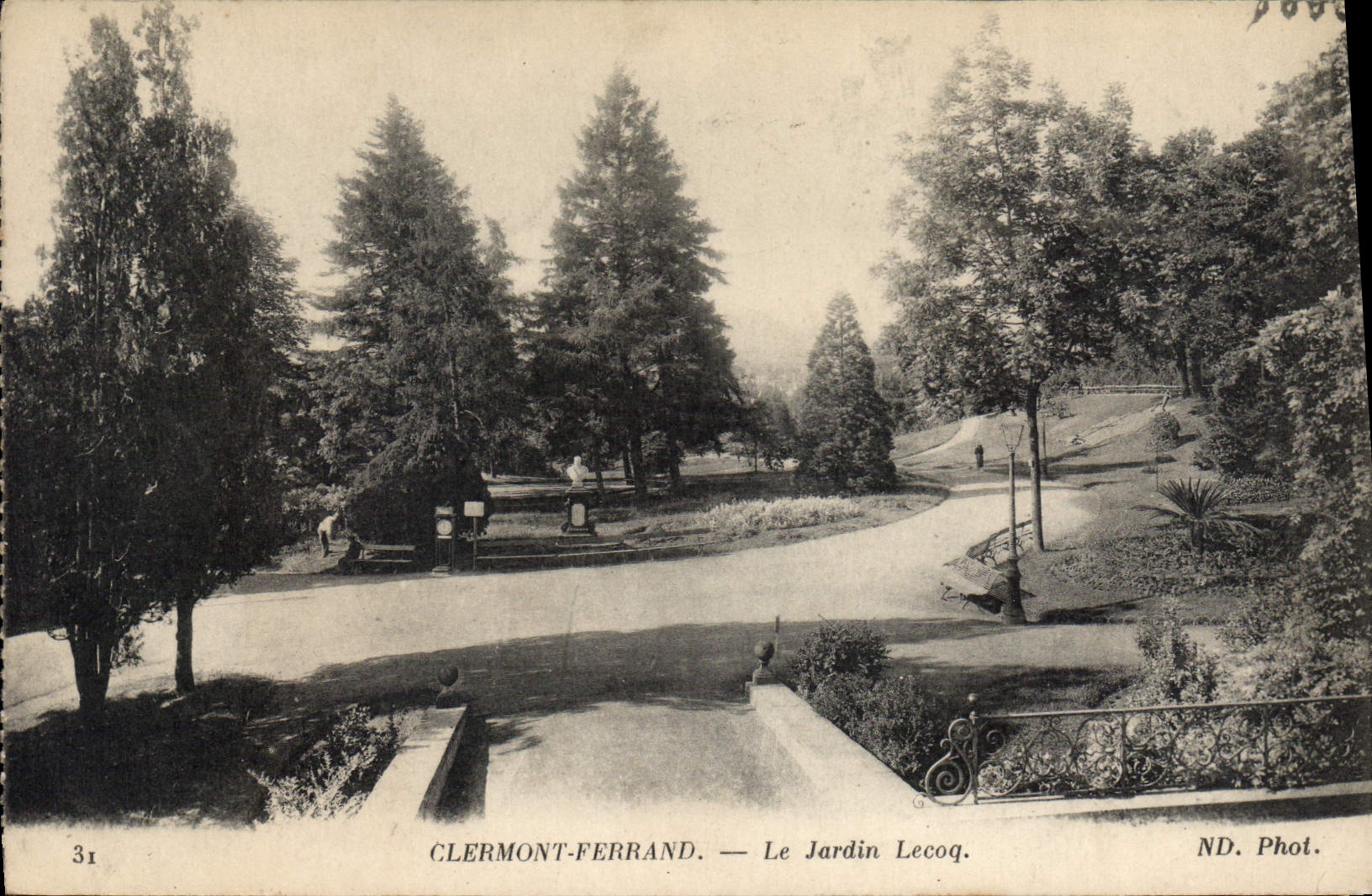 CPA Clermont Ferrand Le Jardin Lecoq 