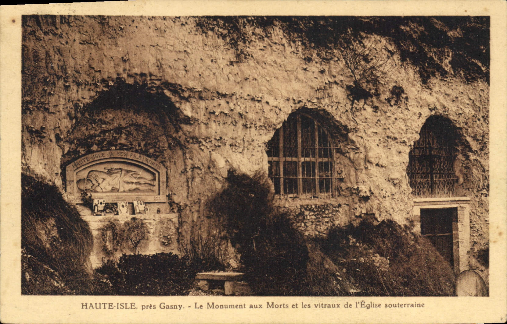 CPA Haute Isle pres Gasny Le Monument aux Morts et les vitraux de l'eglise souterraine