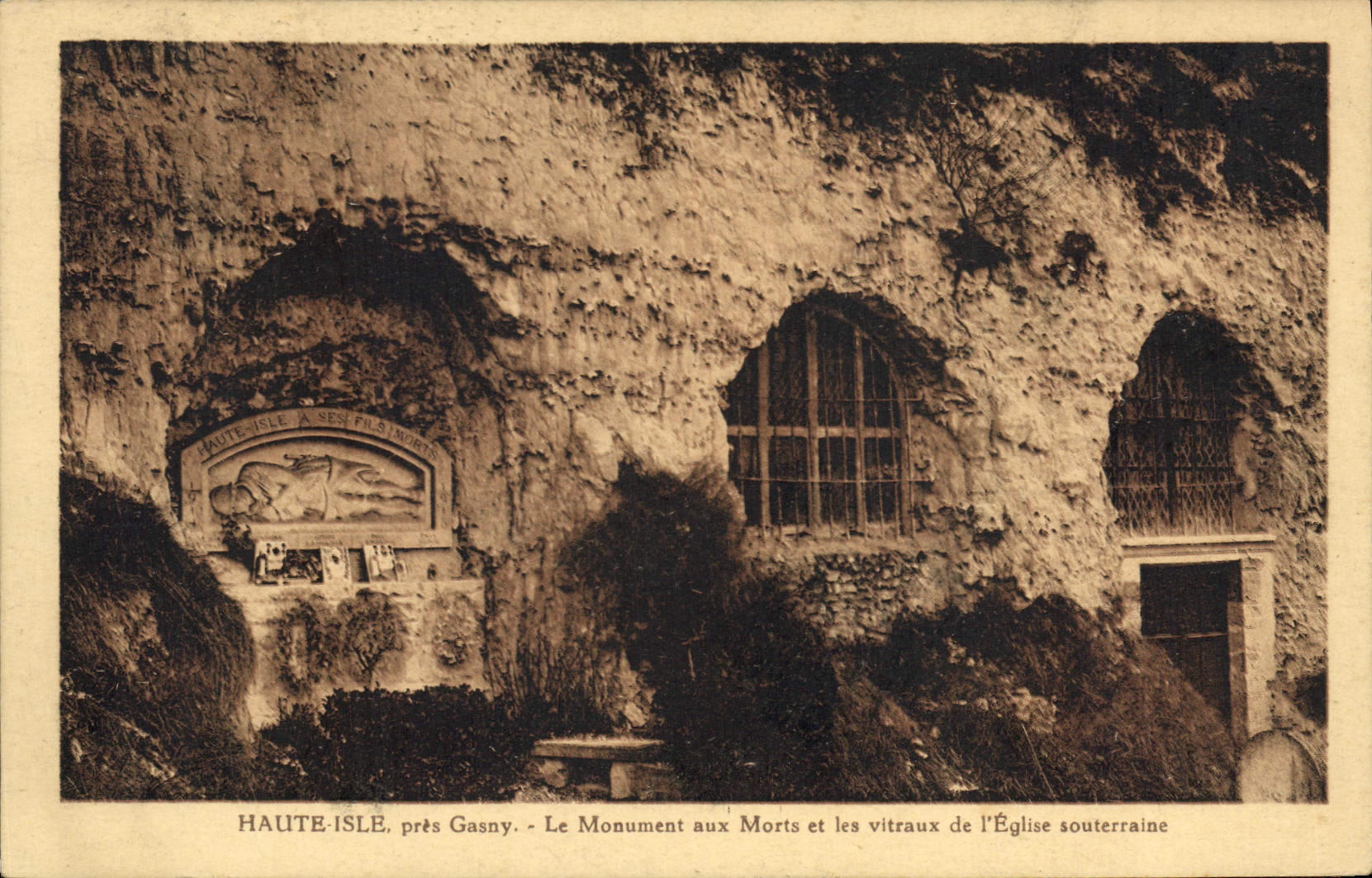 CPA Haute Isle pres Gasny Le Monument aux Morts et les vitraux de l'eglise souterraine