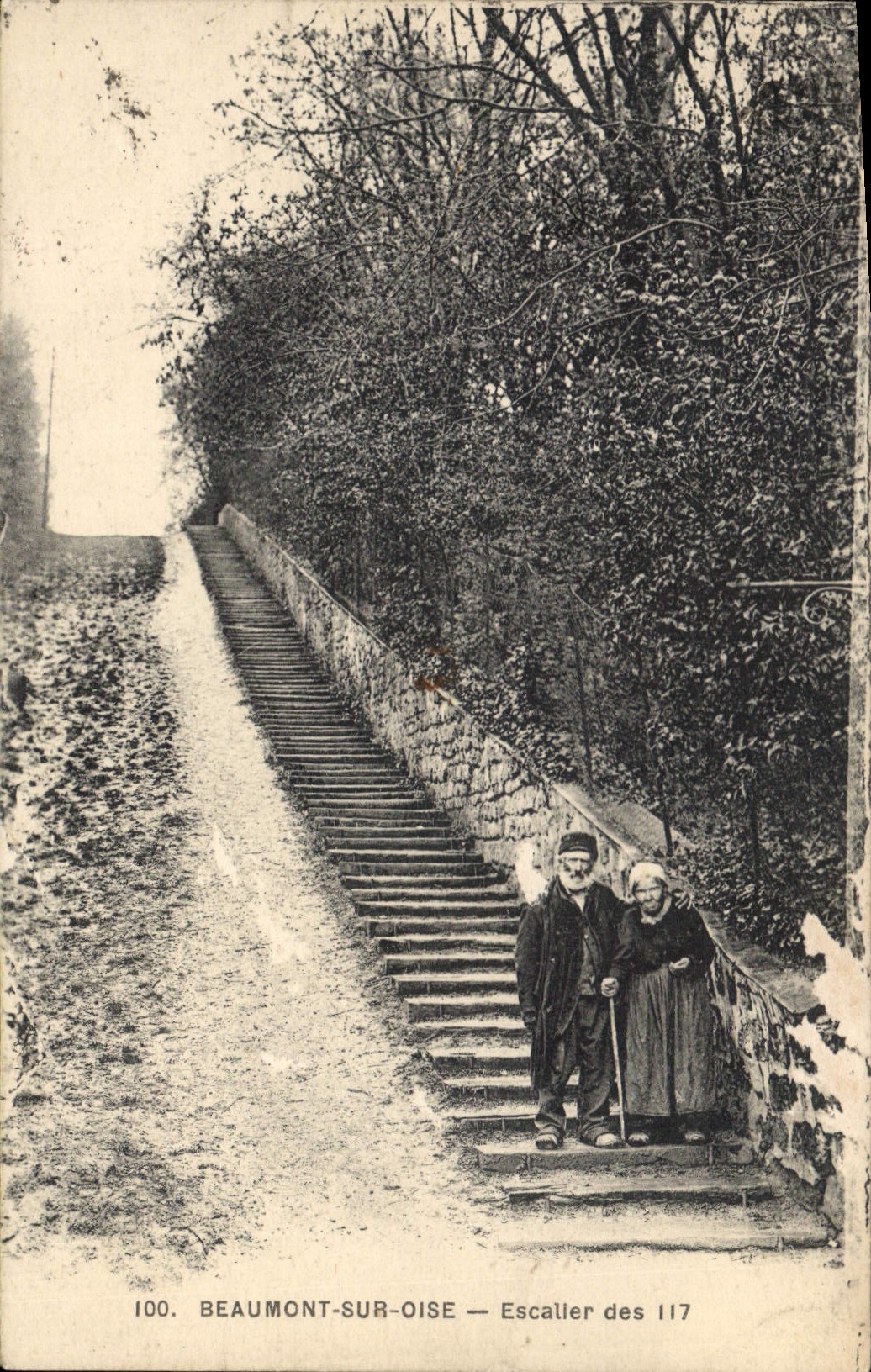 CPA Beaumont sur Oise Escalier des 117 Vieillards Folklore