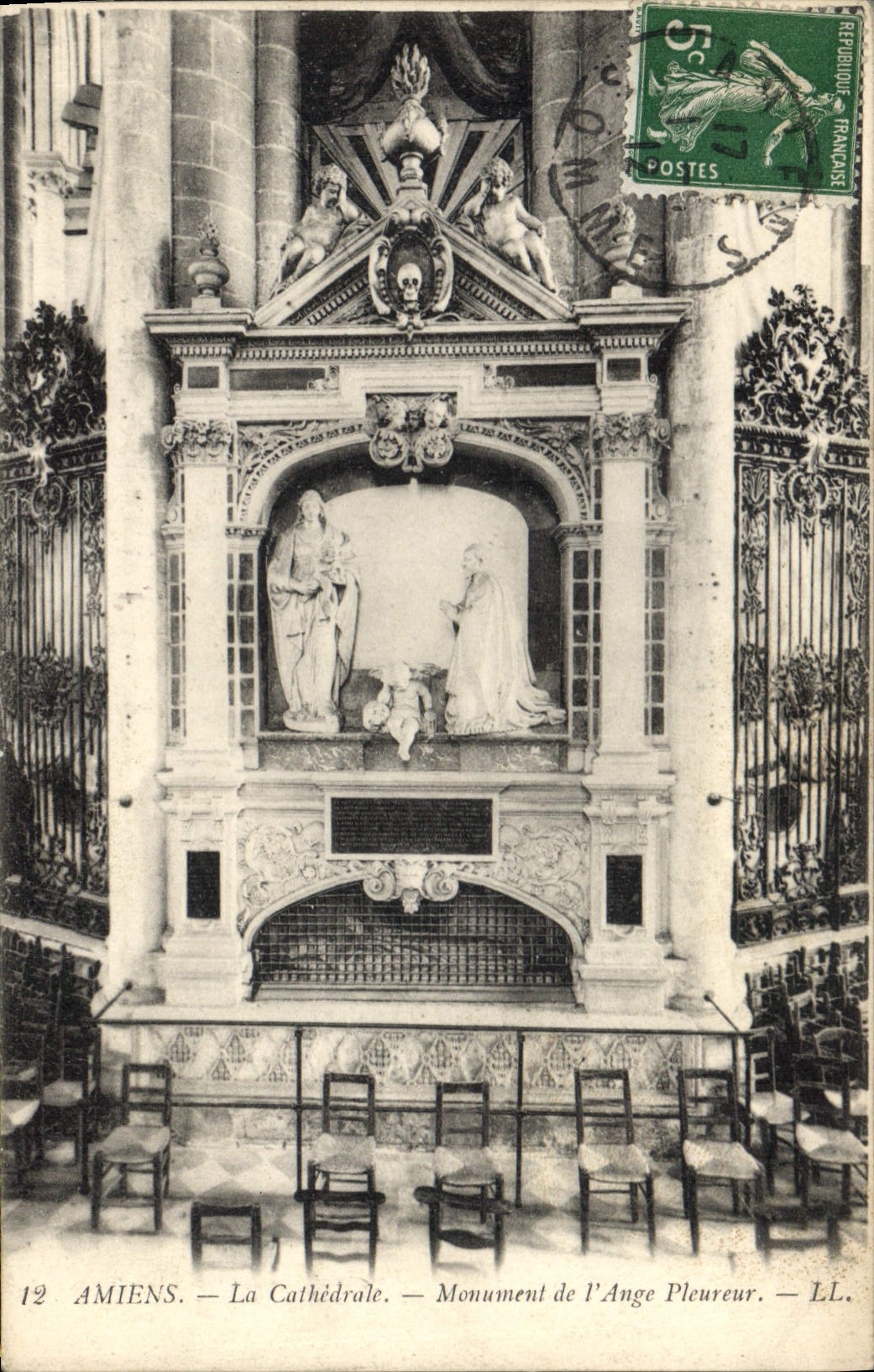 CPA Amiens La Cathedrale Monument de l'Ange Pleureur 