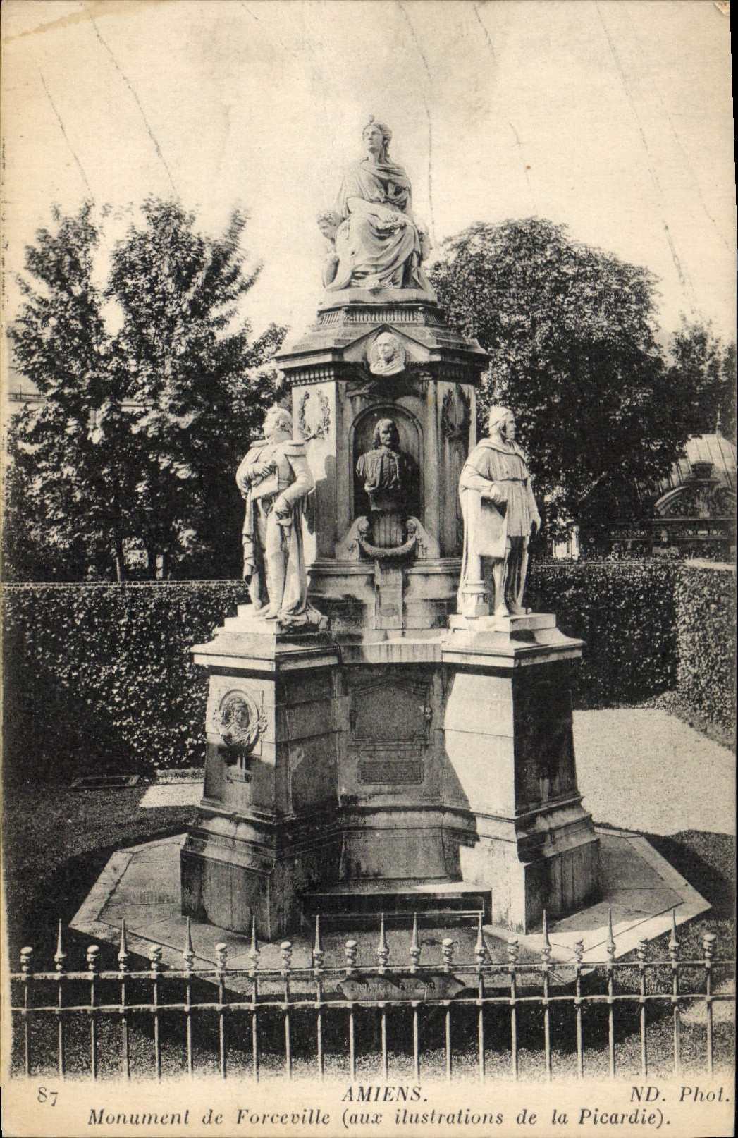 CPA Amiens monument de Forceville aux ilustration de la Picardie 