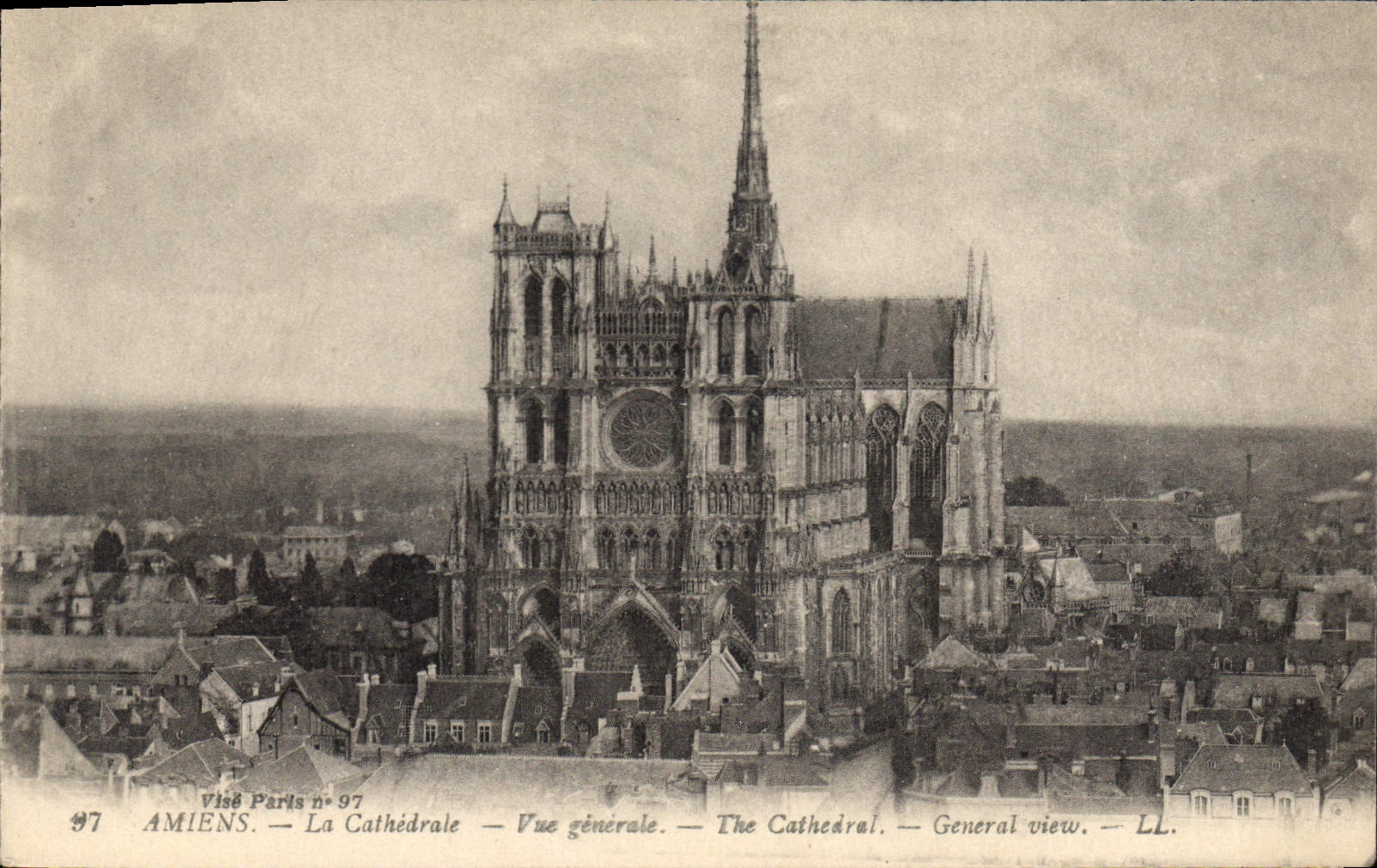 CPA Amiens la cathedrale vue generale 