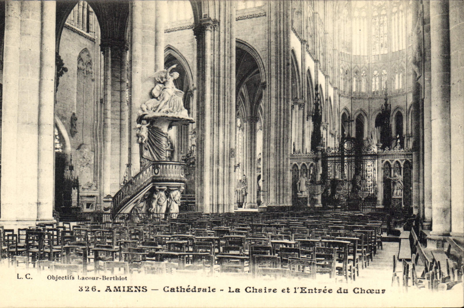 CPA Amiens cathedrale la Chaire et l'entree du Choeur 
