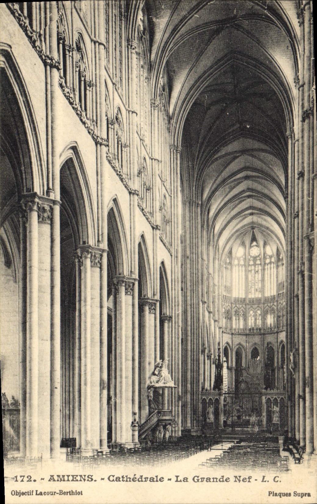 CPA Amiens cathedrale la Grande Nef 