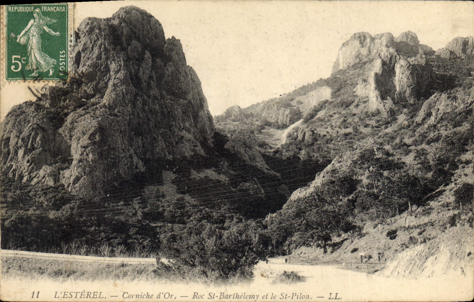 CPA L'Esterel Corniche d'Or Rue St Barthelemy et le St Pilon 