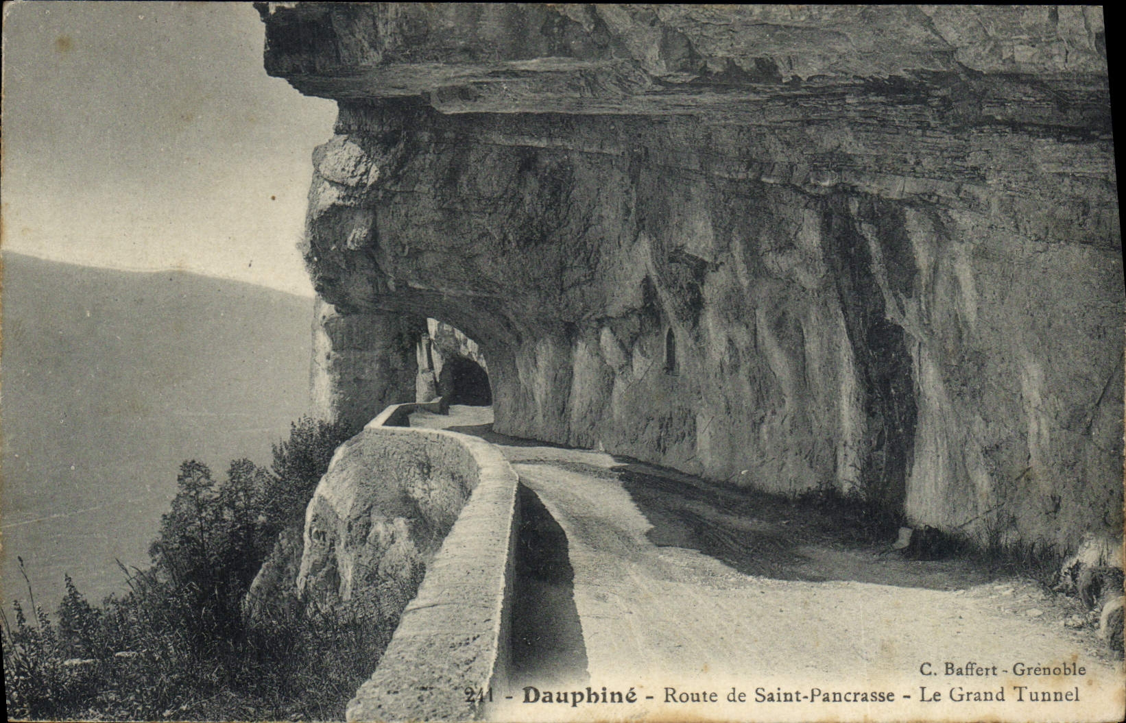 CPA Dauphine route de Saint Pancrasse le grand Tunnel 