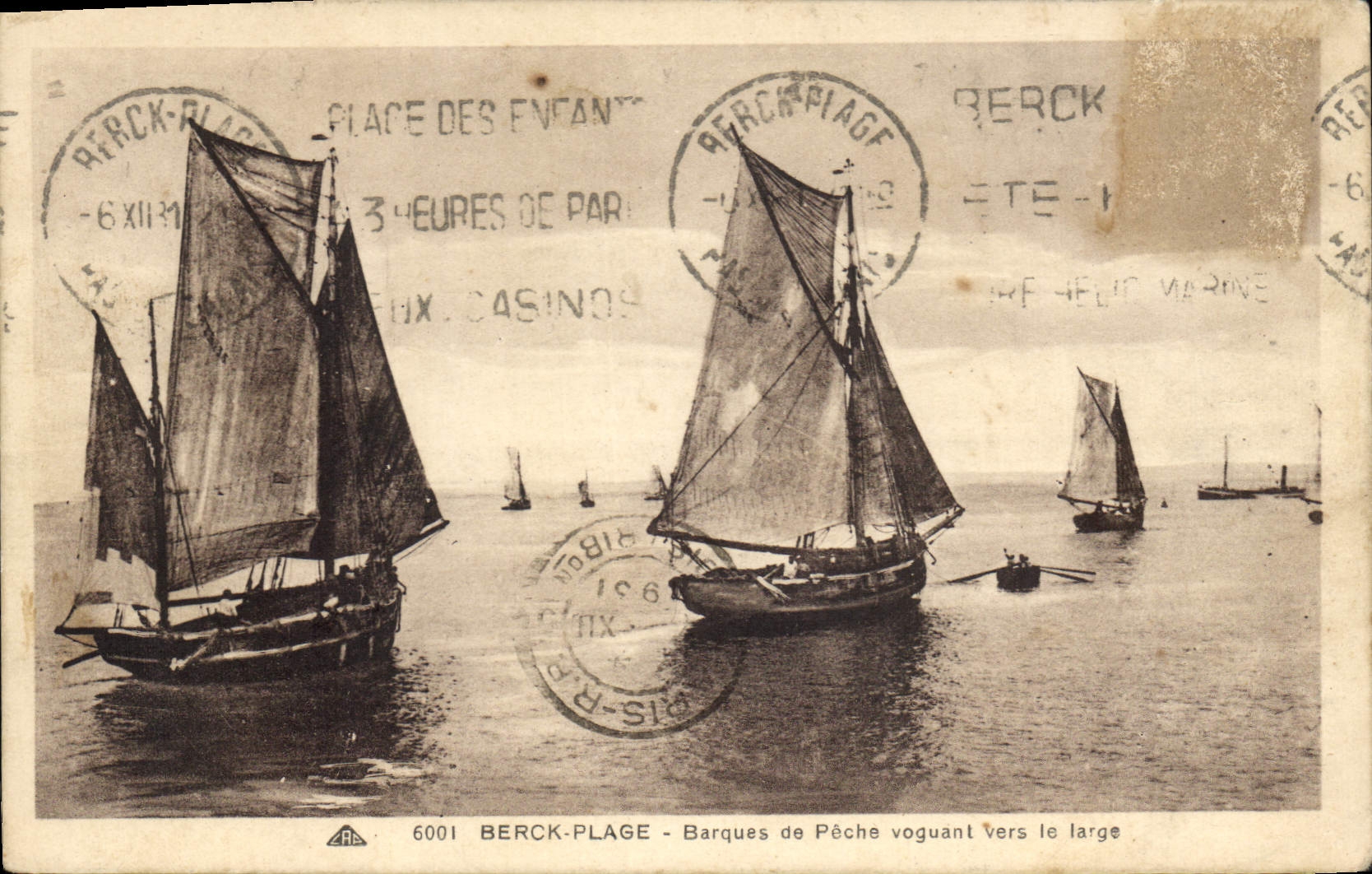 CPA Berck Plage Barques de peche Voguant vers le large 
