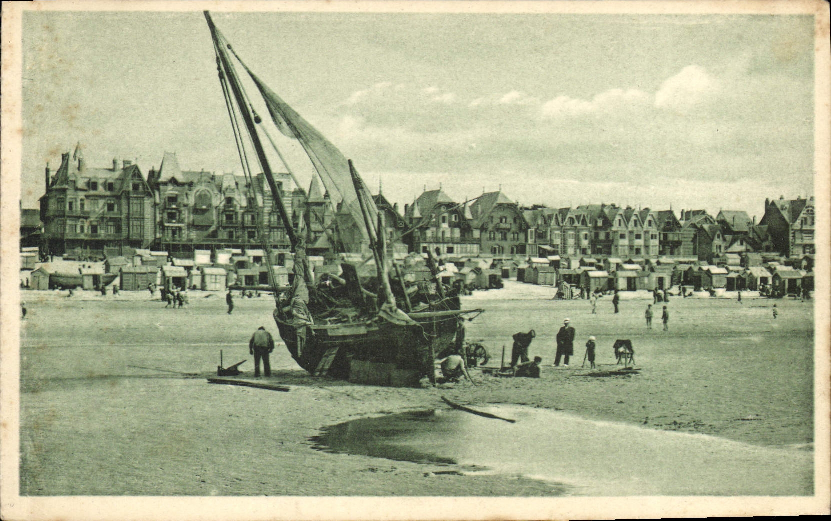 CPA Berck Plage la plage a Maree basse Bateau