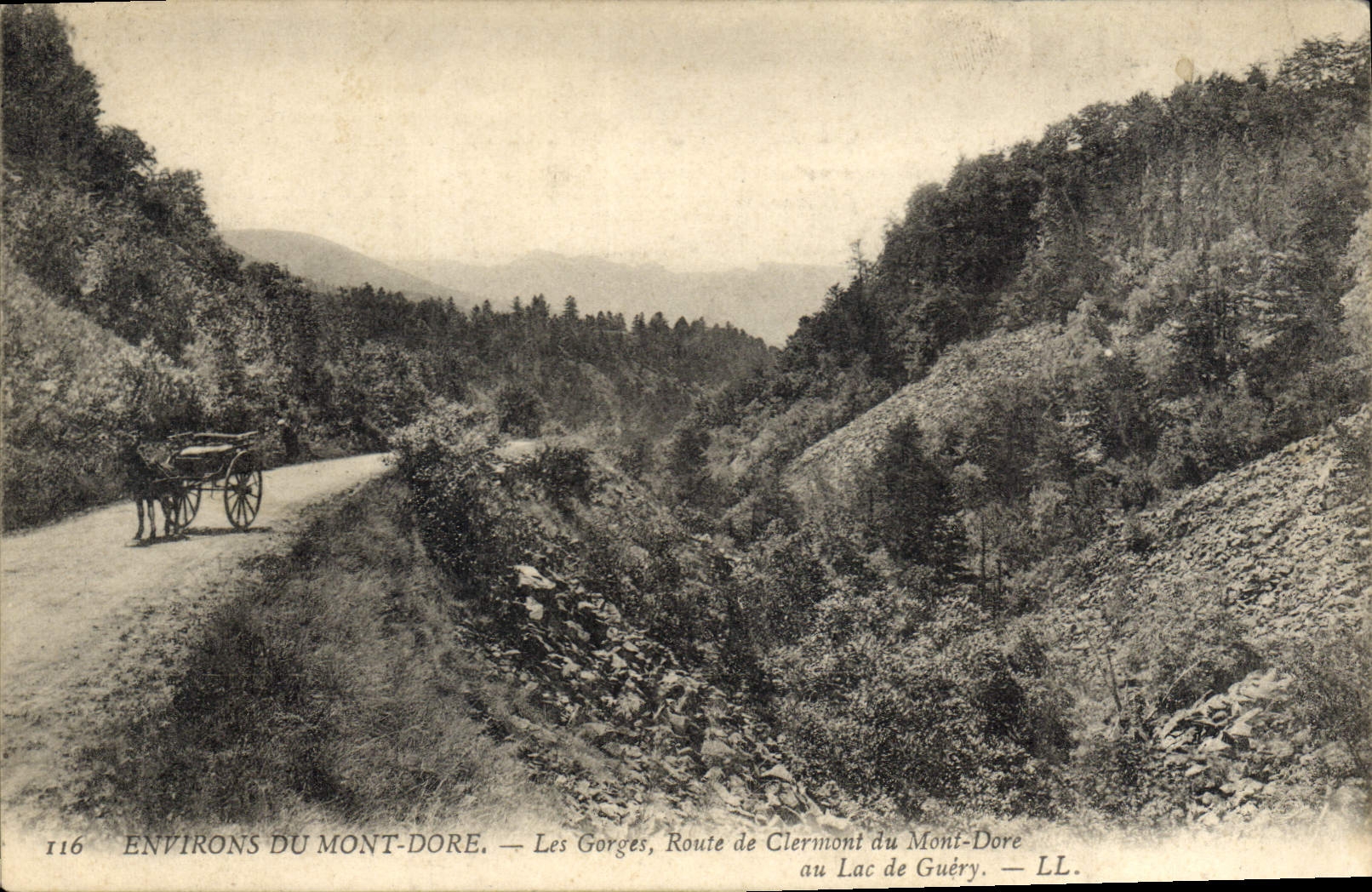CPA Environs du Mont Dore les Gorges route de Clermont du mont Dore au Lac de Guery 