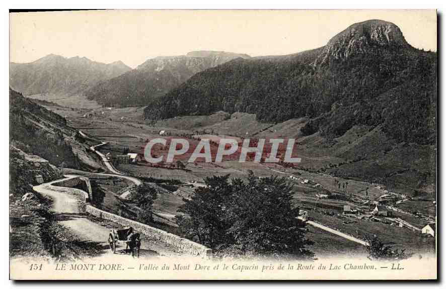 CPA Le Mont Dore Vallee du Mont Dore et le Capucin pris de la Route du Lac Chambon 
