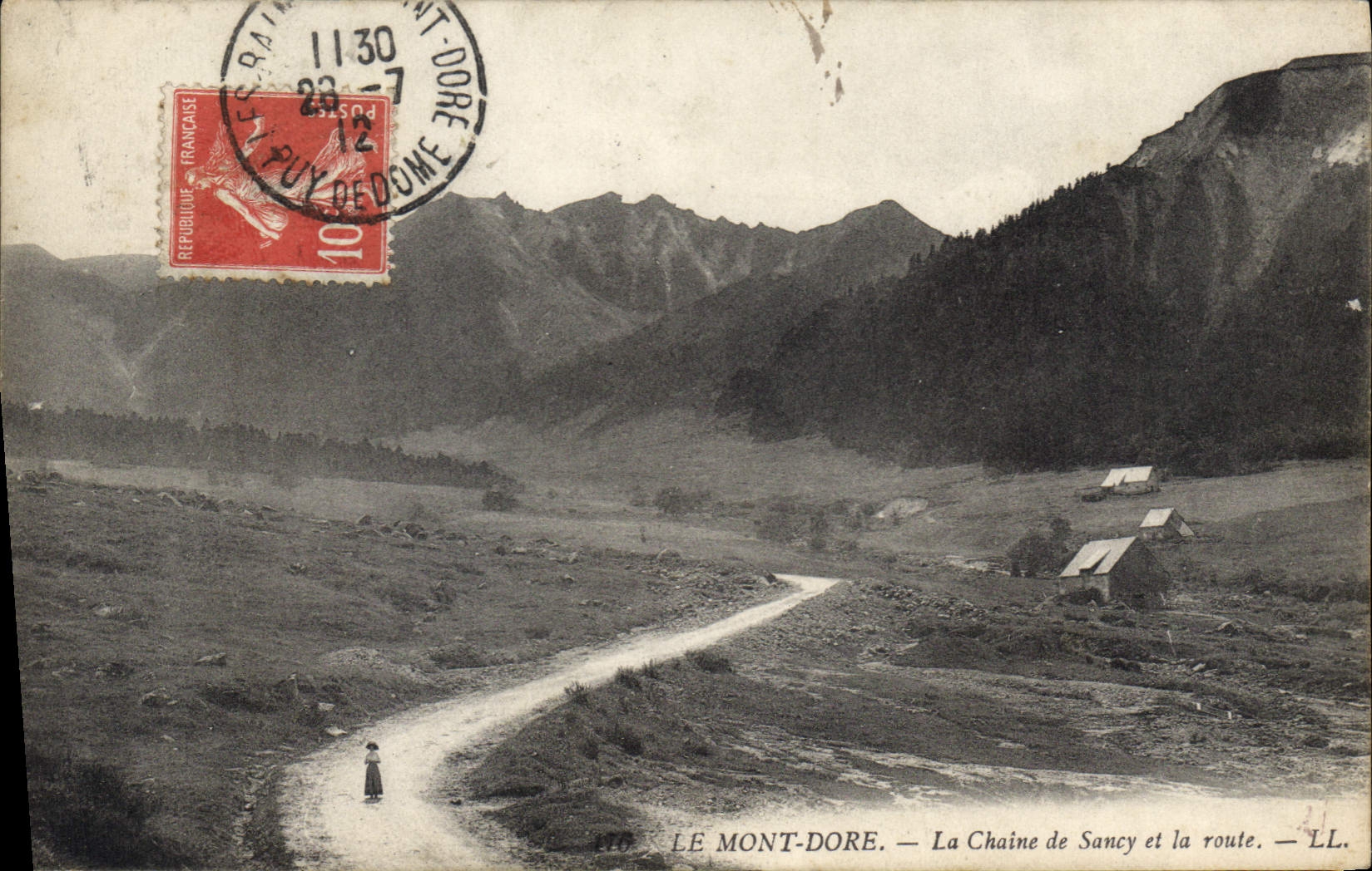 CPA Le Mont Dore la Chaine de Sancy et la route 