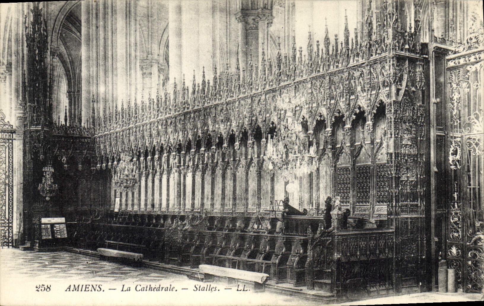 CPA Amiens la Cathedrale Stalles 