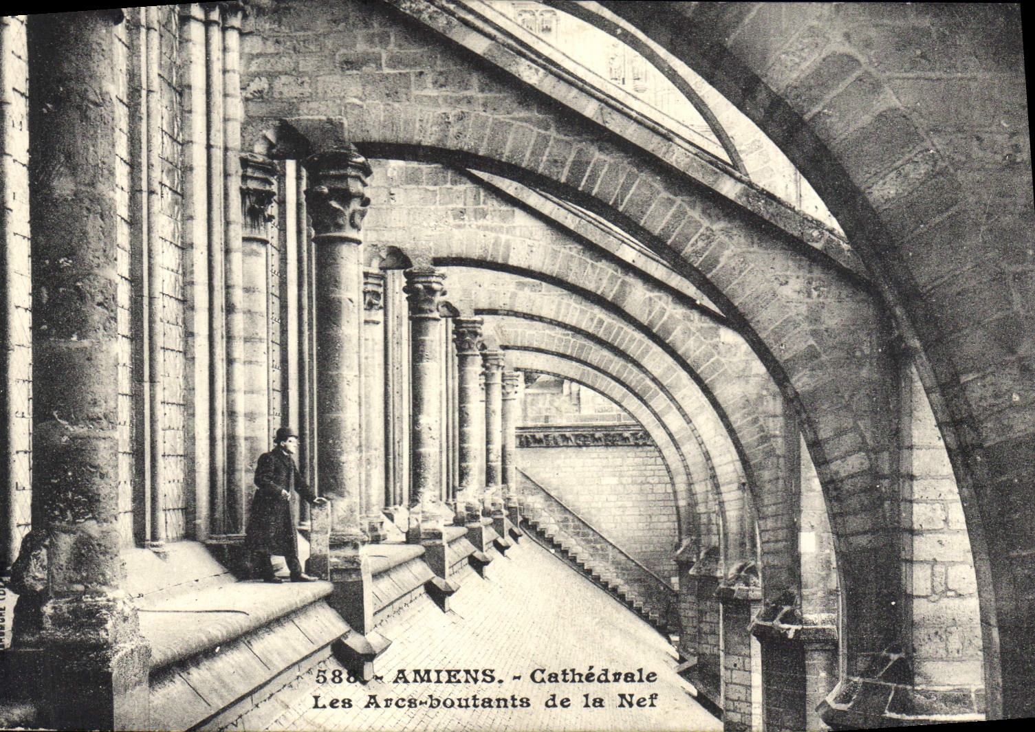 CPA Amiens Cathedrales les Arcs Boutants de la Nef 