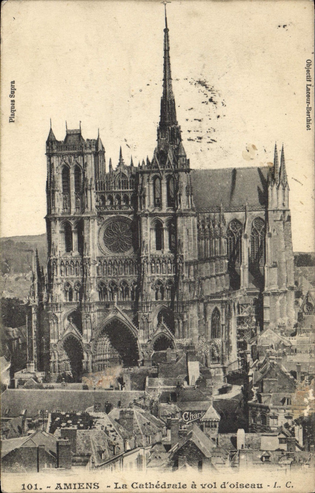 CPA Amiens la cathedrale a vol d'Oiseau 