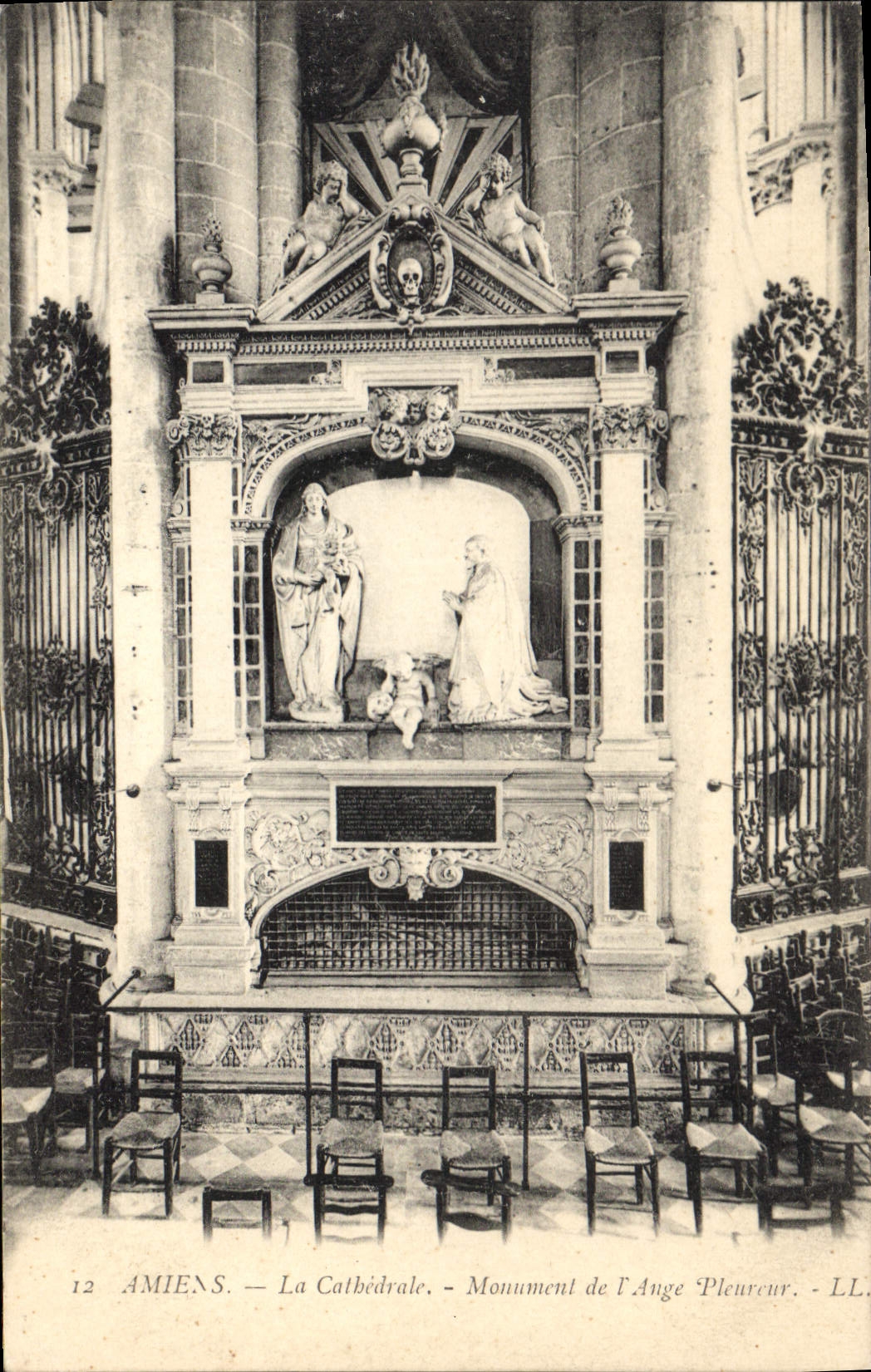 CPA Amiens la cathedrale monument de l'Ange Pleureur 