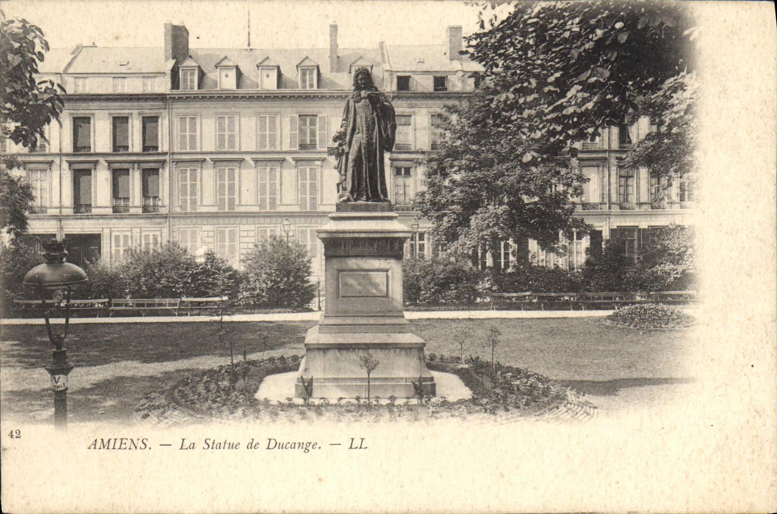 CPA Amiens la statue de Ducange 