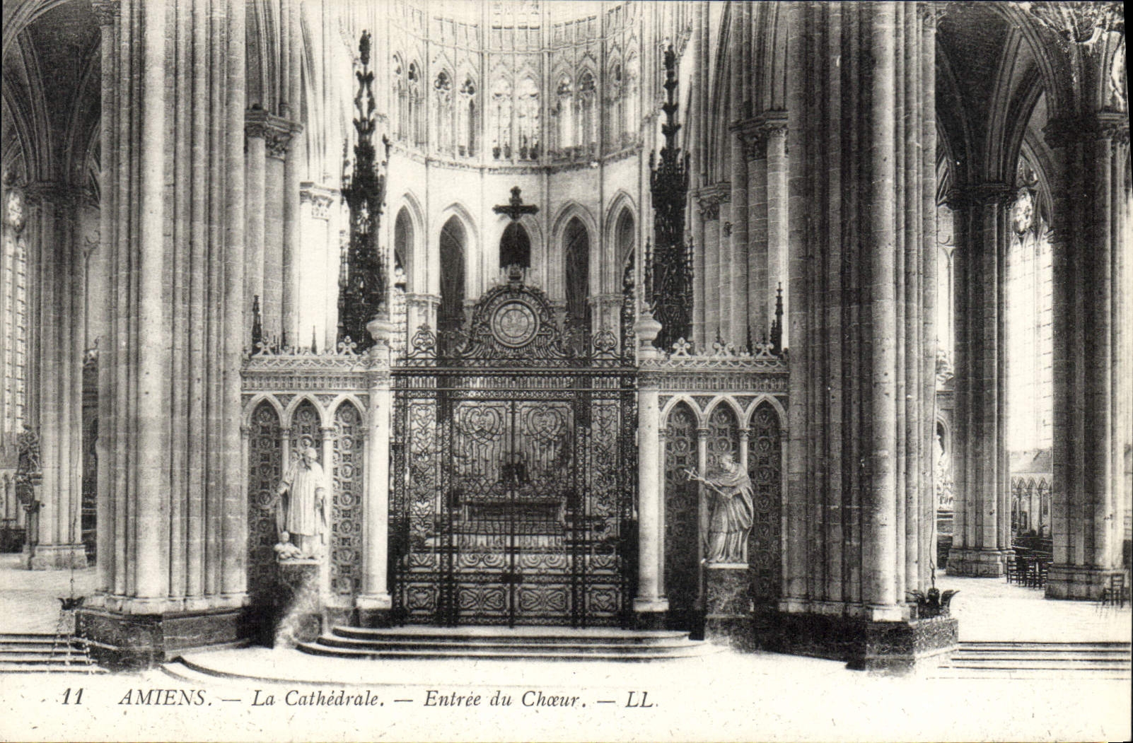 CPA Amiens la cathedrale entree du Choeur 