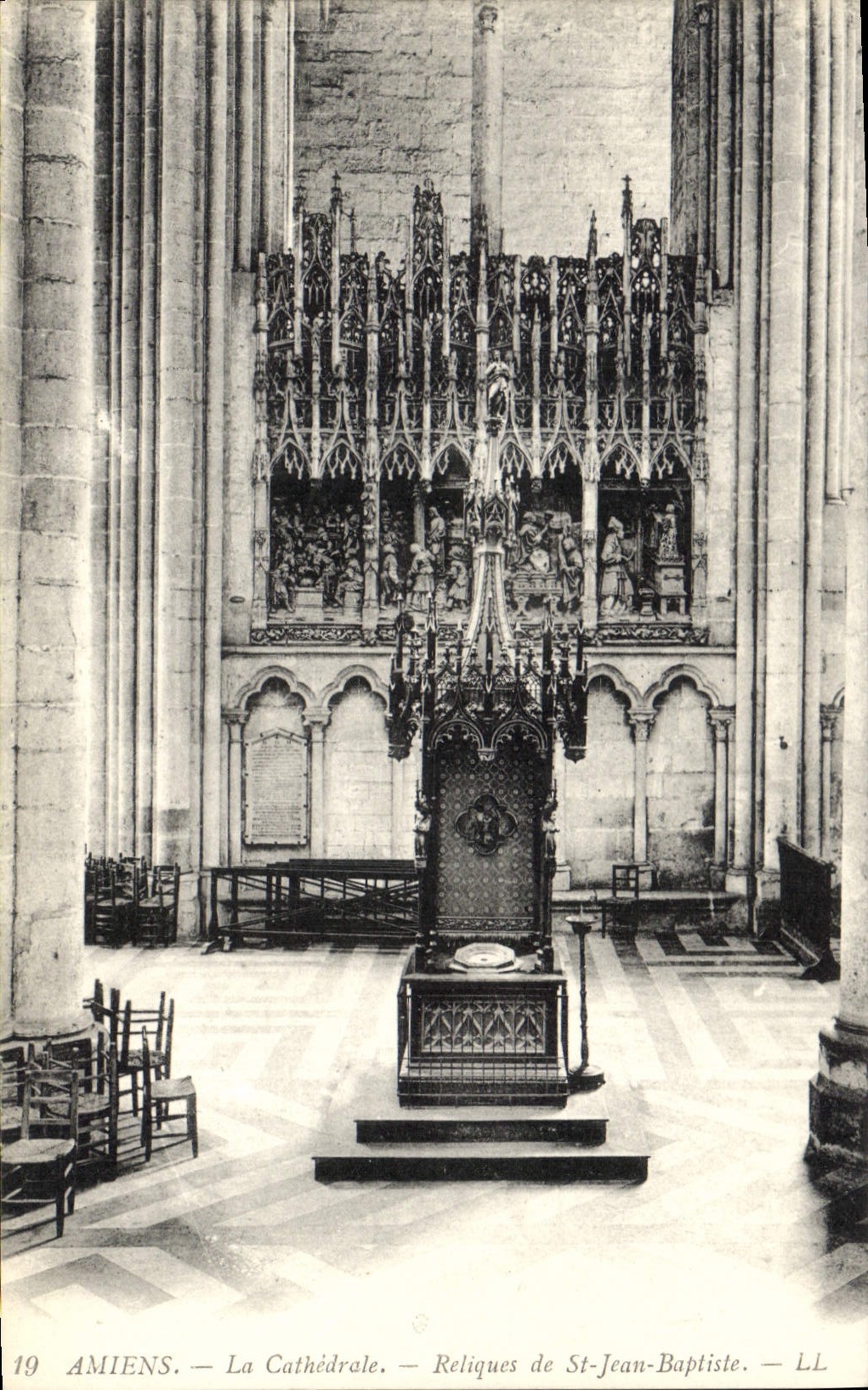 CPA Amiens la cathedrale Reliques de St Jean Baptiste 
