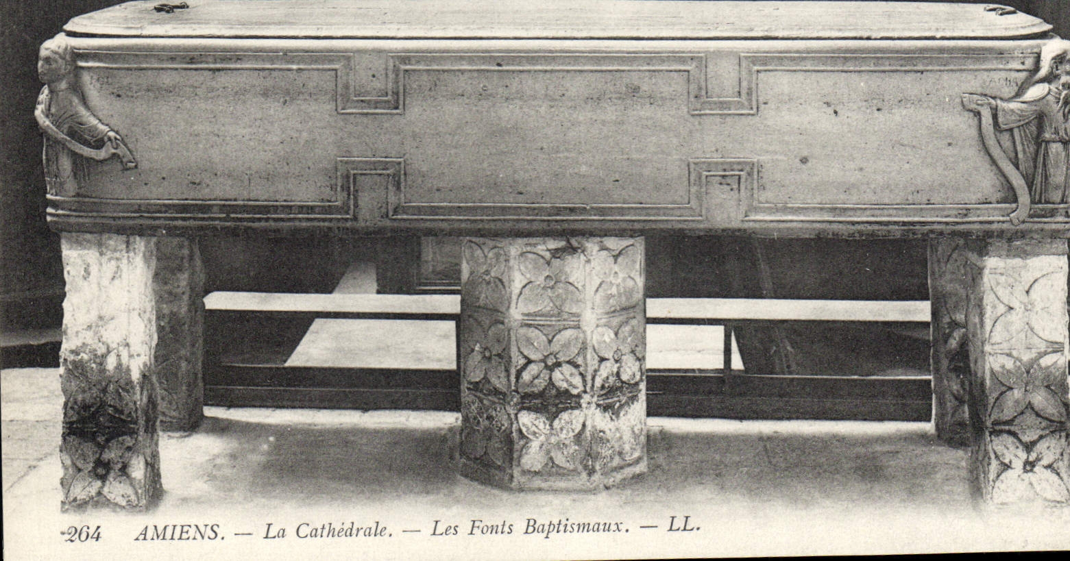 CPA Amiens la cathedrale les Fonts Baptismaux 