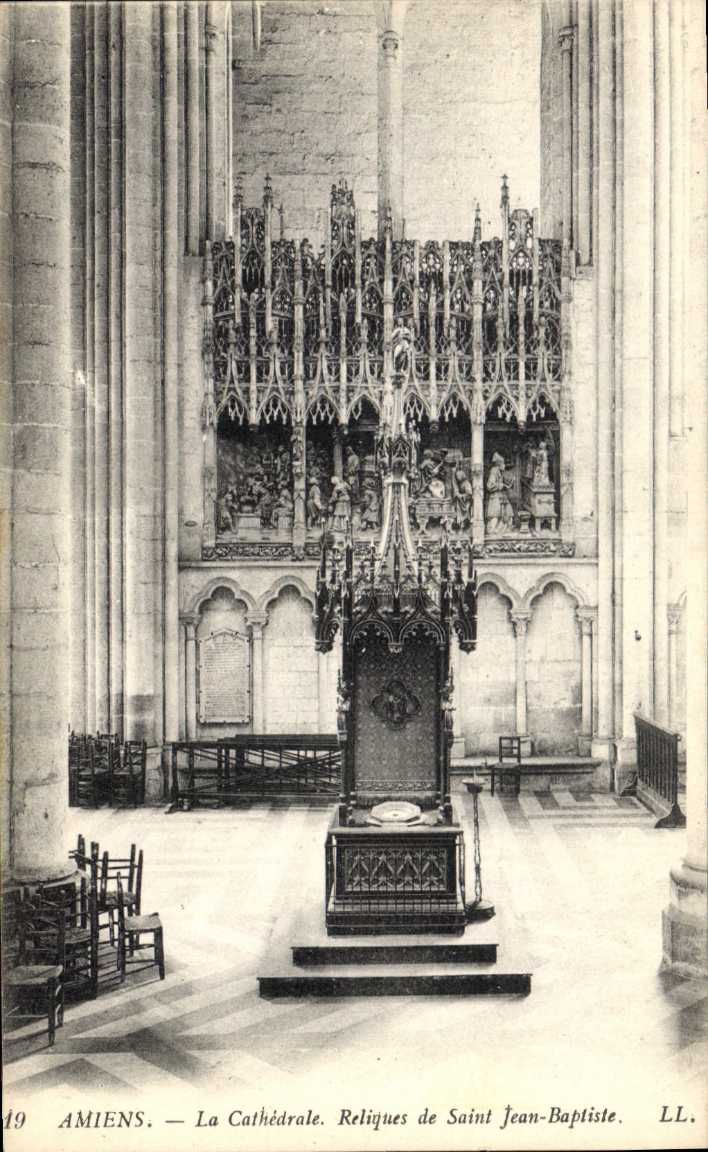 CPA Amiens la cathedrale Reliques de Saint Jean Baptiste 